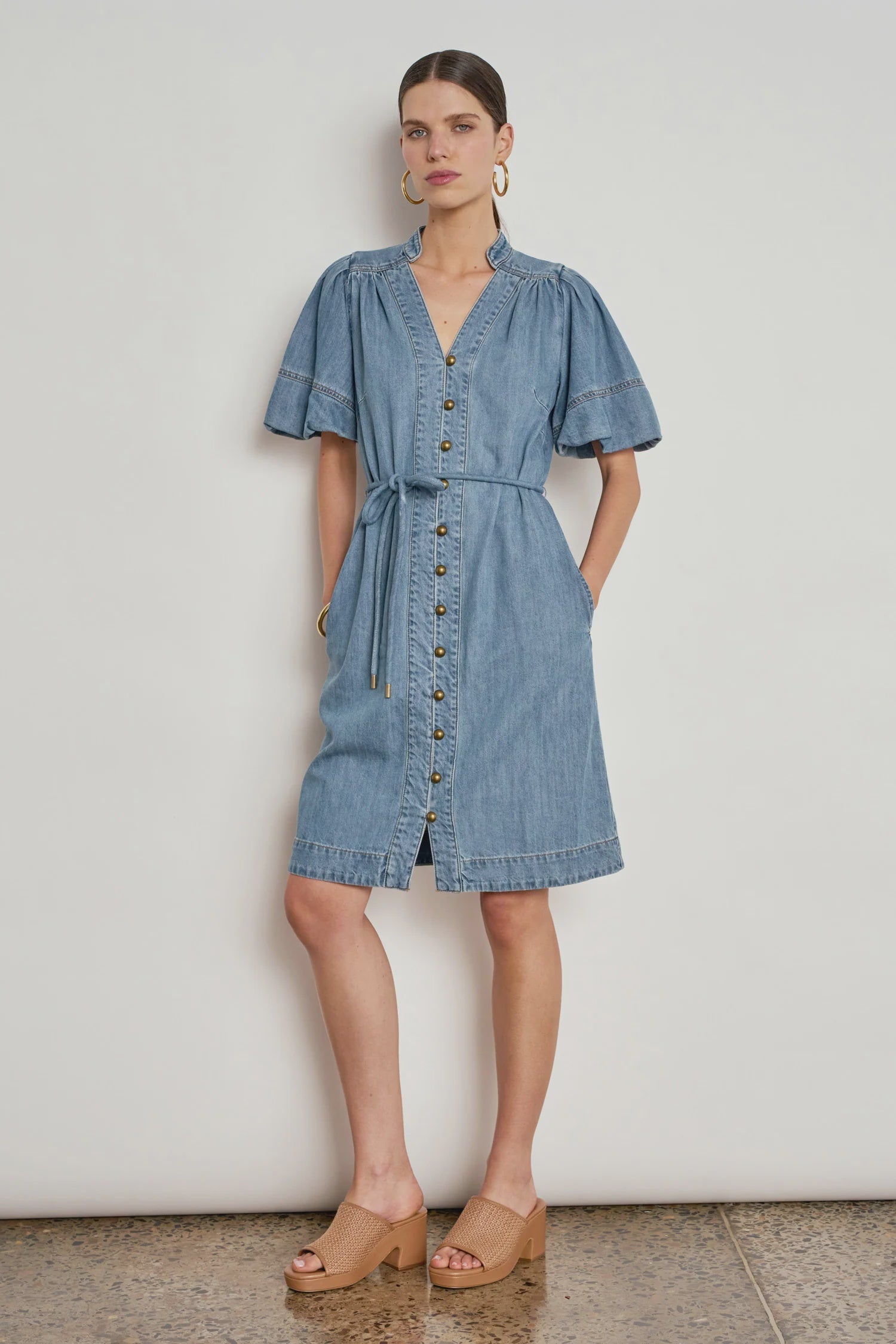 denim with a softer point of view. the honor dress pairs a balloon sleeve&nbsp;with front yoke gathers and a rope belt.&nbsp;
this relaxed short-length silhouette feels effortless and distinctly zk.