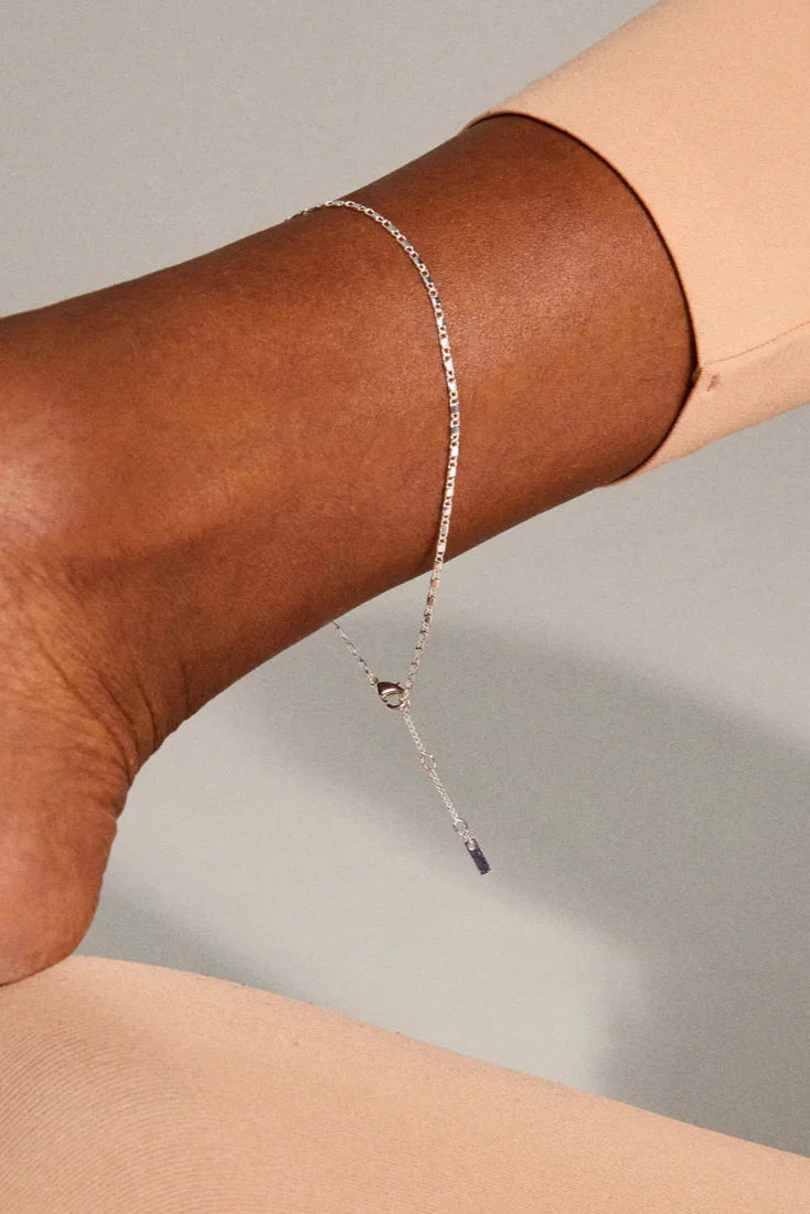 PILGRIM PARISA ANKLE CHAIN. Silver-plated ankle chain with fine details gives a light-reflecting effect and extra shine. 