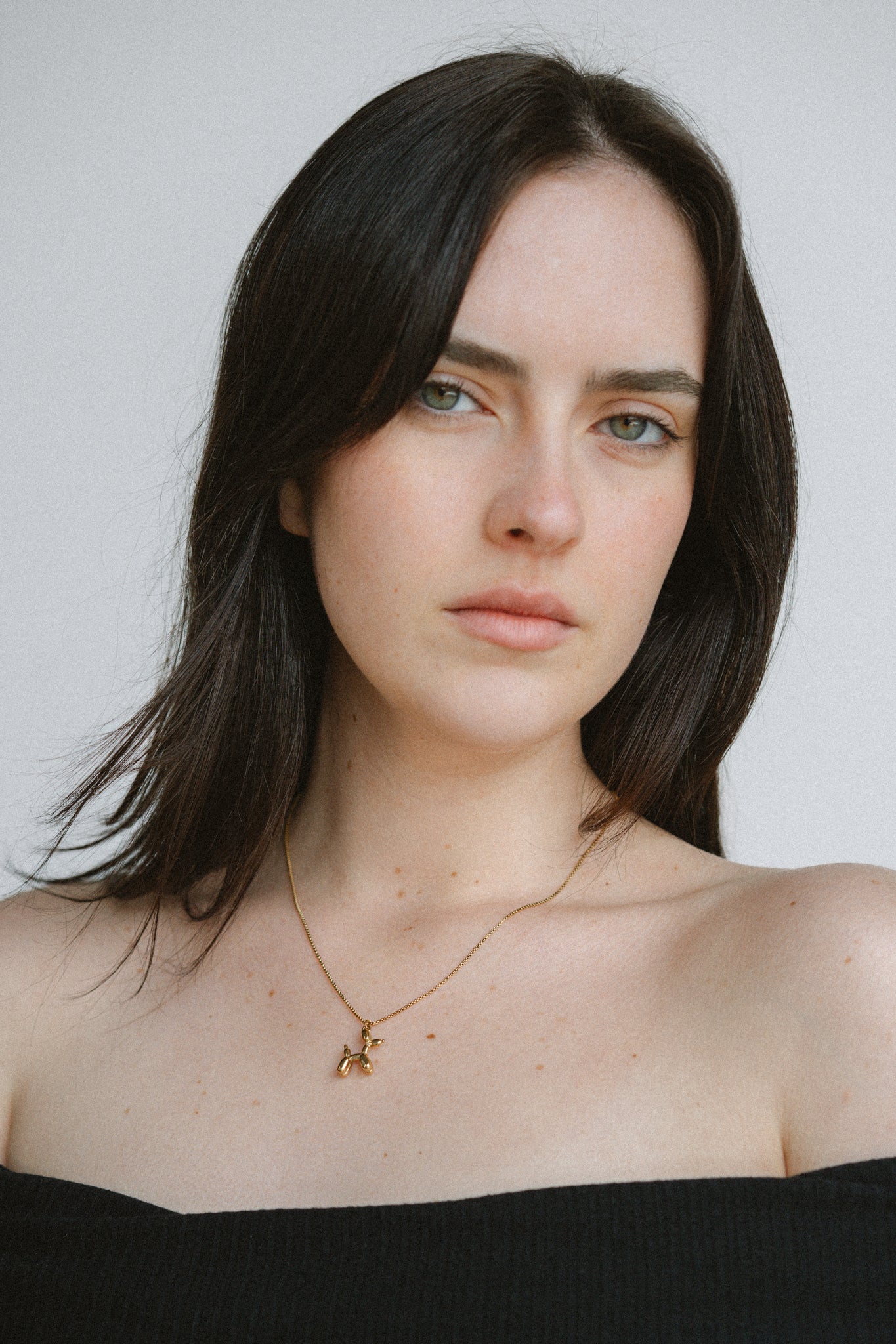 Balloon Dog Necklace by Castel & Co in radiant gold plating, featuring a playful sculptural pendant inspired by a balloon dog design. Suspended on a fine chain for a modern, whimsical statement that can be worn solo or layered. Lobster claw closure with a 40 + 5 cm adjustable length. Crafted from stainless steel, waterproof, hypoallergenic, and weighing 12g.