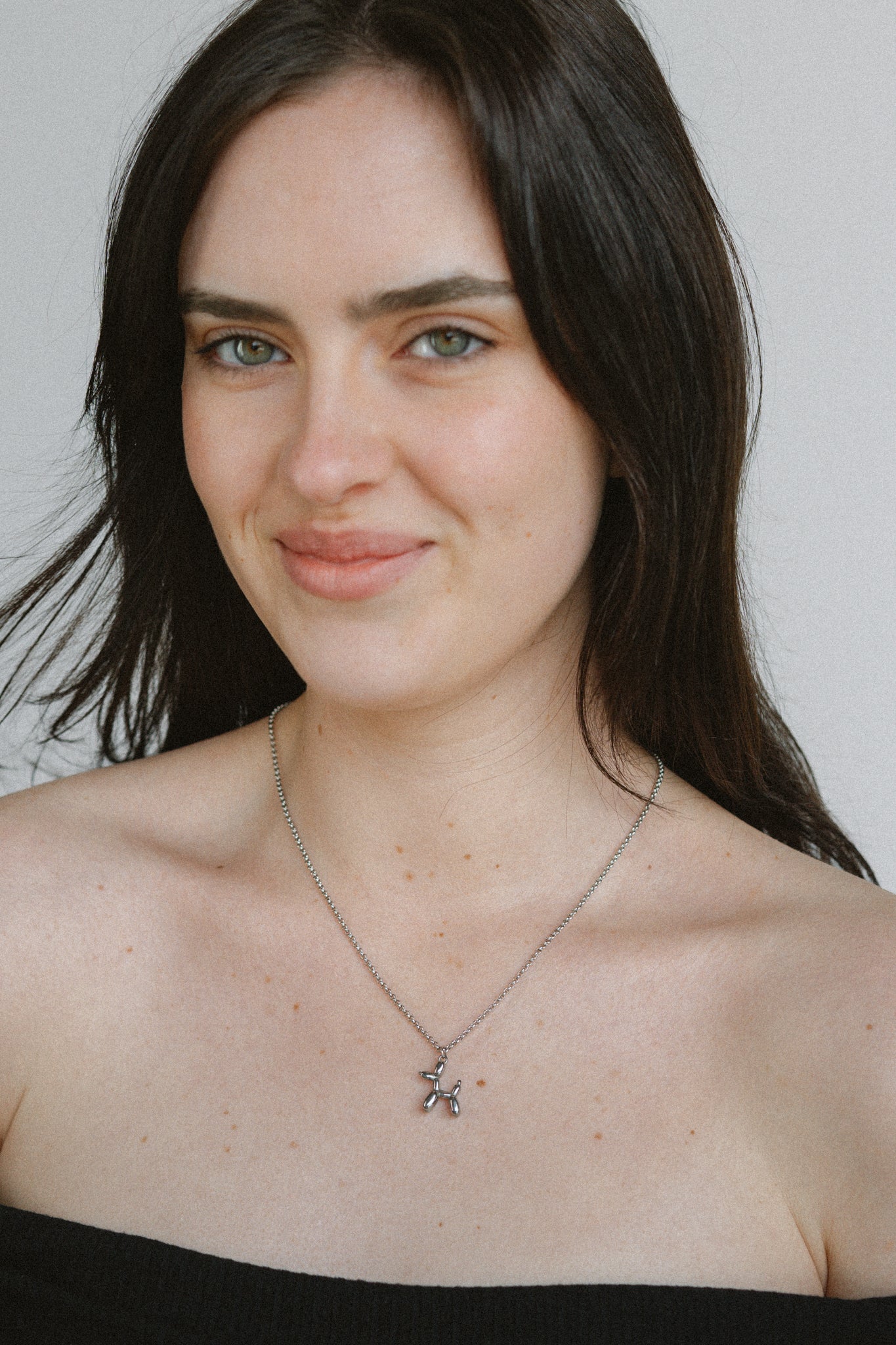 Balloon Dog Necklace by Castel & Co in radiant gold plating, featuring a playful sculptural pendant inspired by a balloon dog design. Suspended on a fine chain for a modern, whimsical statement that can be worn solo or layered. Lobster claw closure with a 40 + 5 cm adjustable length. Crafted from stainless steel, waterproof, hypoallergenic, and weighing 12g.