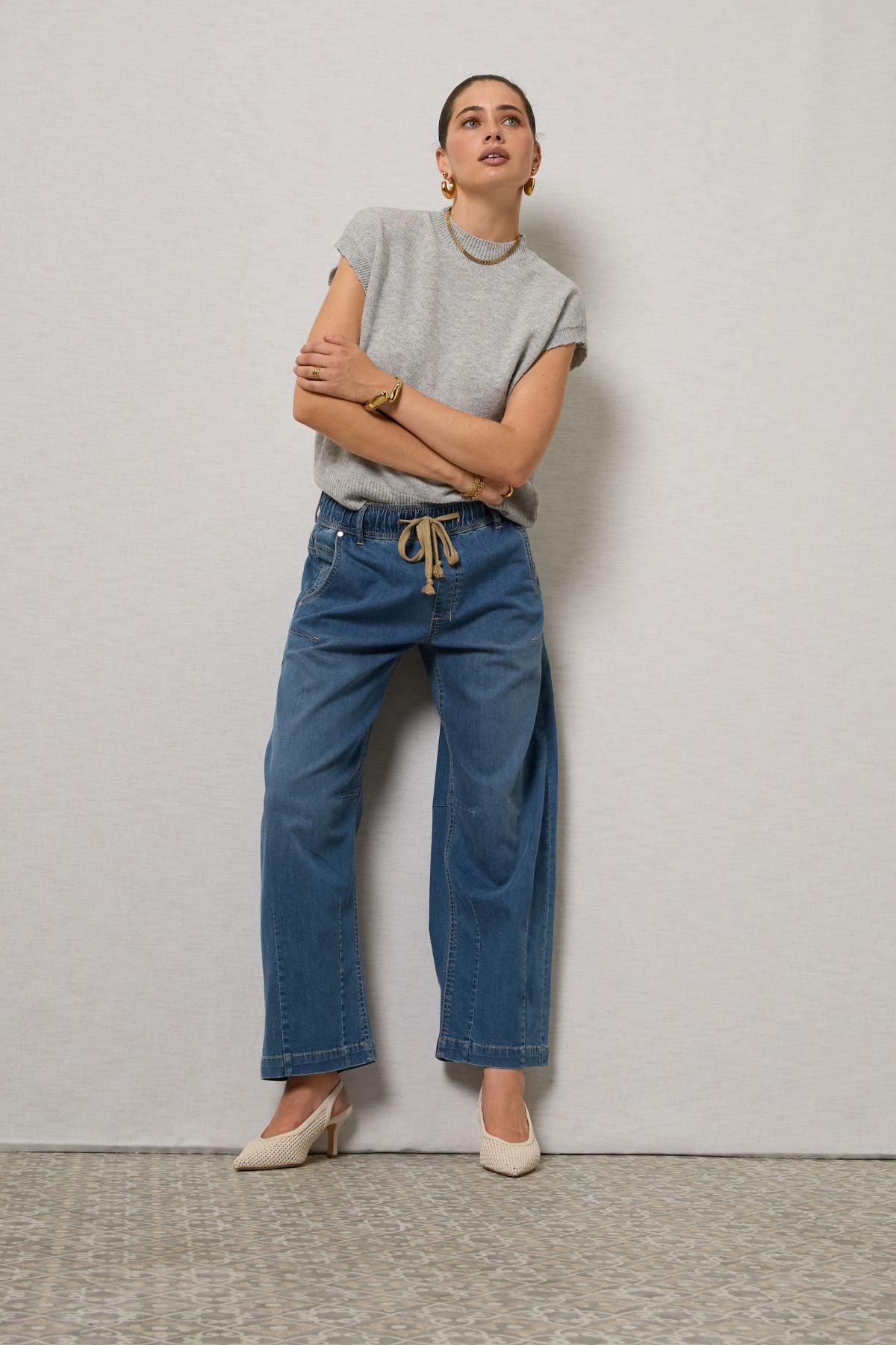 Our most-loved Dricoper Active Jeans, reimagined in a relaxed barrel silhouette that sits at the natural waist. Cut from featherlight stretch denim, this ankle-length style features dart and seam detailing for a subtle, structured finish.