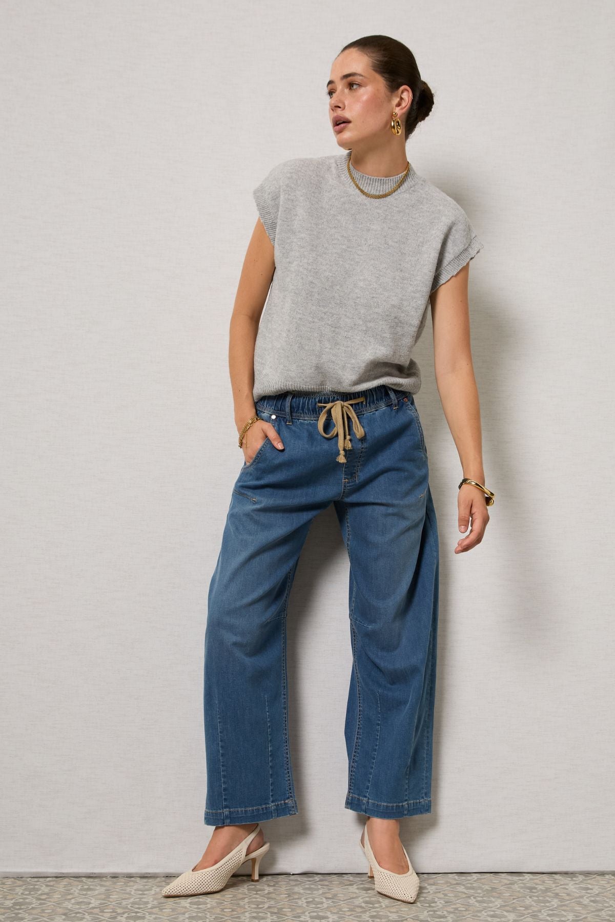 Our most-loved Dricoper Active Jeans, reimagined in a relaxed barrel silhouette that sits at the natural waist. Cut from featherlight stretch denim, this ankle-length style features dart and seam detailing for a subtle, structured finish.