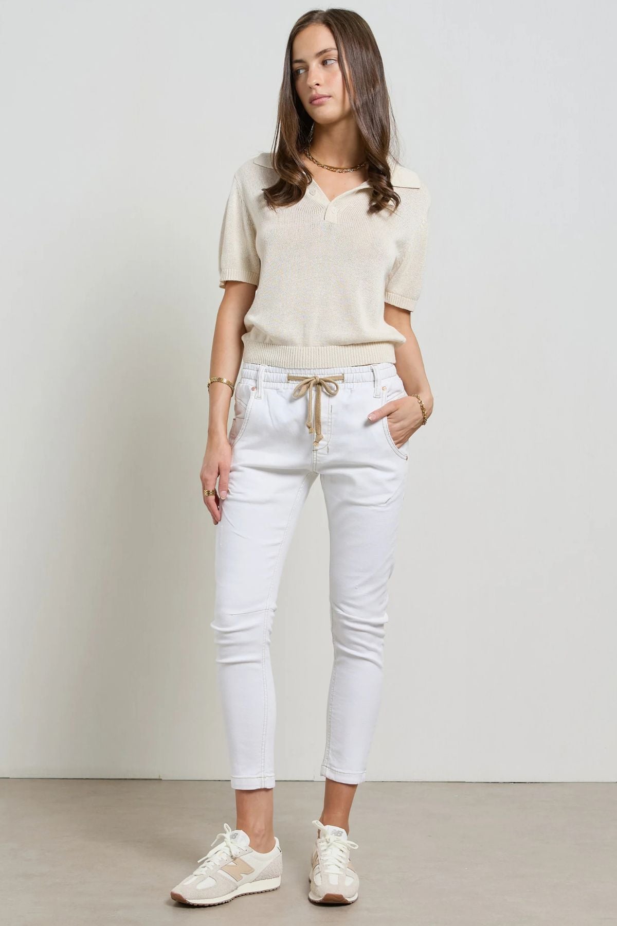 Dricoper Active Jeans - top seller. Amid-rise and cropped length in a Crispy White colour, complete with an elasticated waistband and sportive drawstring. These stretch denim jeans have a flattering arch shape leg which sits at the hip for a relaxed look.