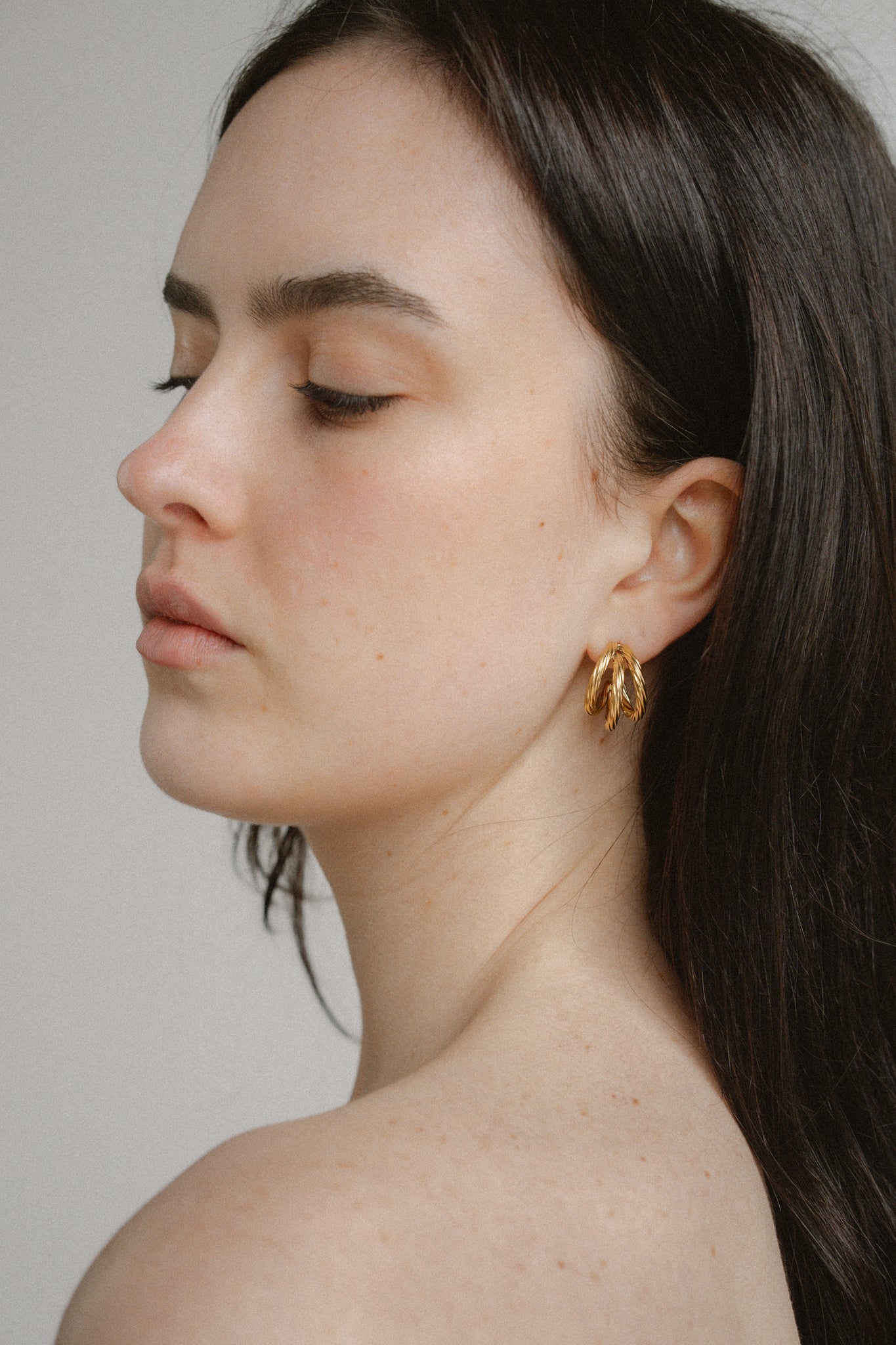 Hadley Hoops by Castel & Co are stainless steel textured hoop earrings available in gold-plated and silver-tone finishes. Designed with a bold yet timeless sculptural silhouette and a light-catching textured finish, they add impact while remaining versatile for everyday wear. Measuring 3 x 1.6 cm with a secure stud closure. Lightweight (9g), waterproof, and hypoallergenic.