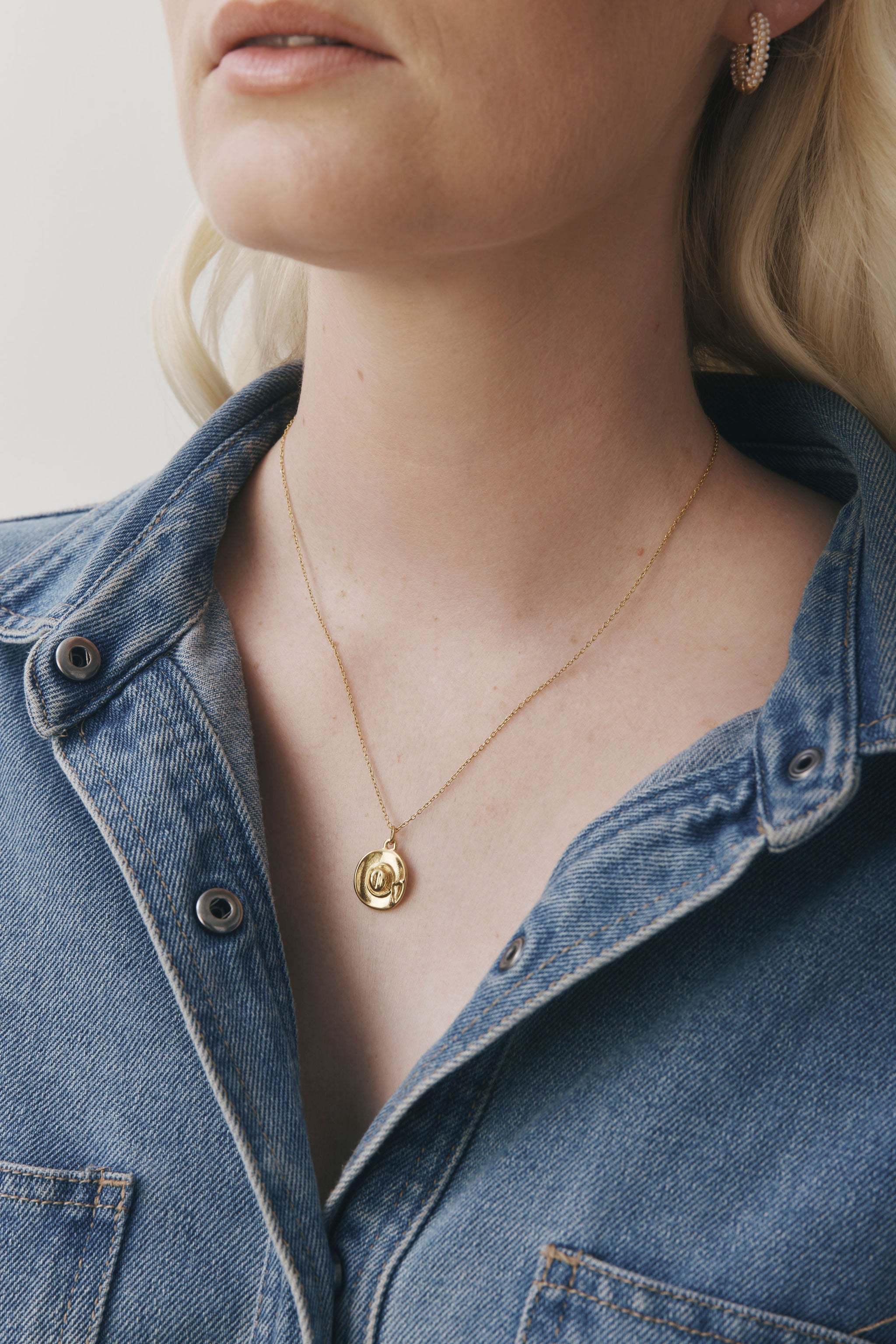 Howdy Necklace by Castel & Co is a gold-plated stainless steel necklace featuring a playful cowboy hat detail. Designed with a fine, lightweight chain to keep the look balanced and easy to wear, it works well layered or styled solo as a statement piece. Necklace length 40 + 5 cm extension, secured with a lobster claw clasp. Lightweight (5g), waterproof, and hypoallergenic.