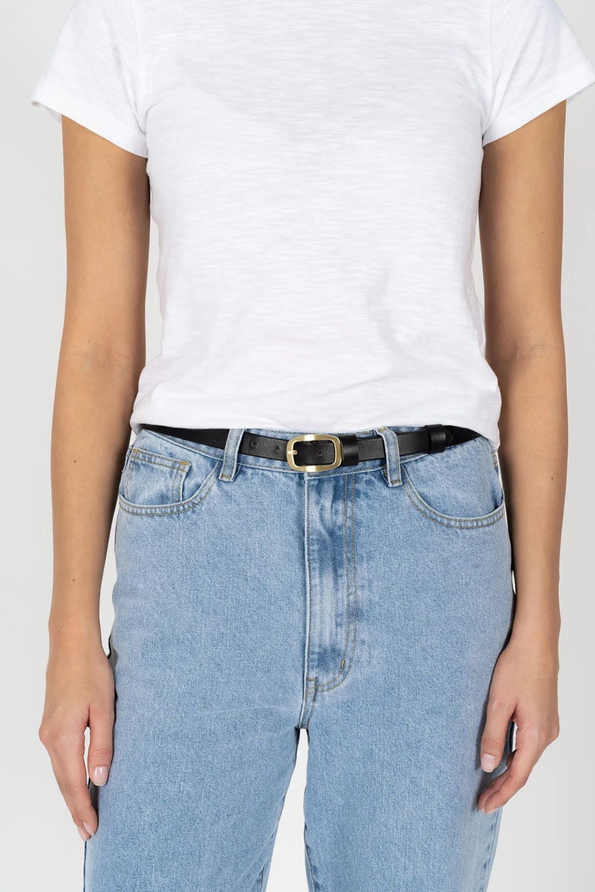 Humidity TWIGGY BELT a timeless belt crafted with 100% smooth leather, double leather keeper and rounded brass buckle. Belt width 1.6cm.