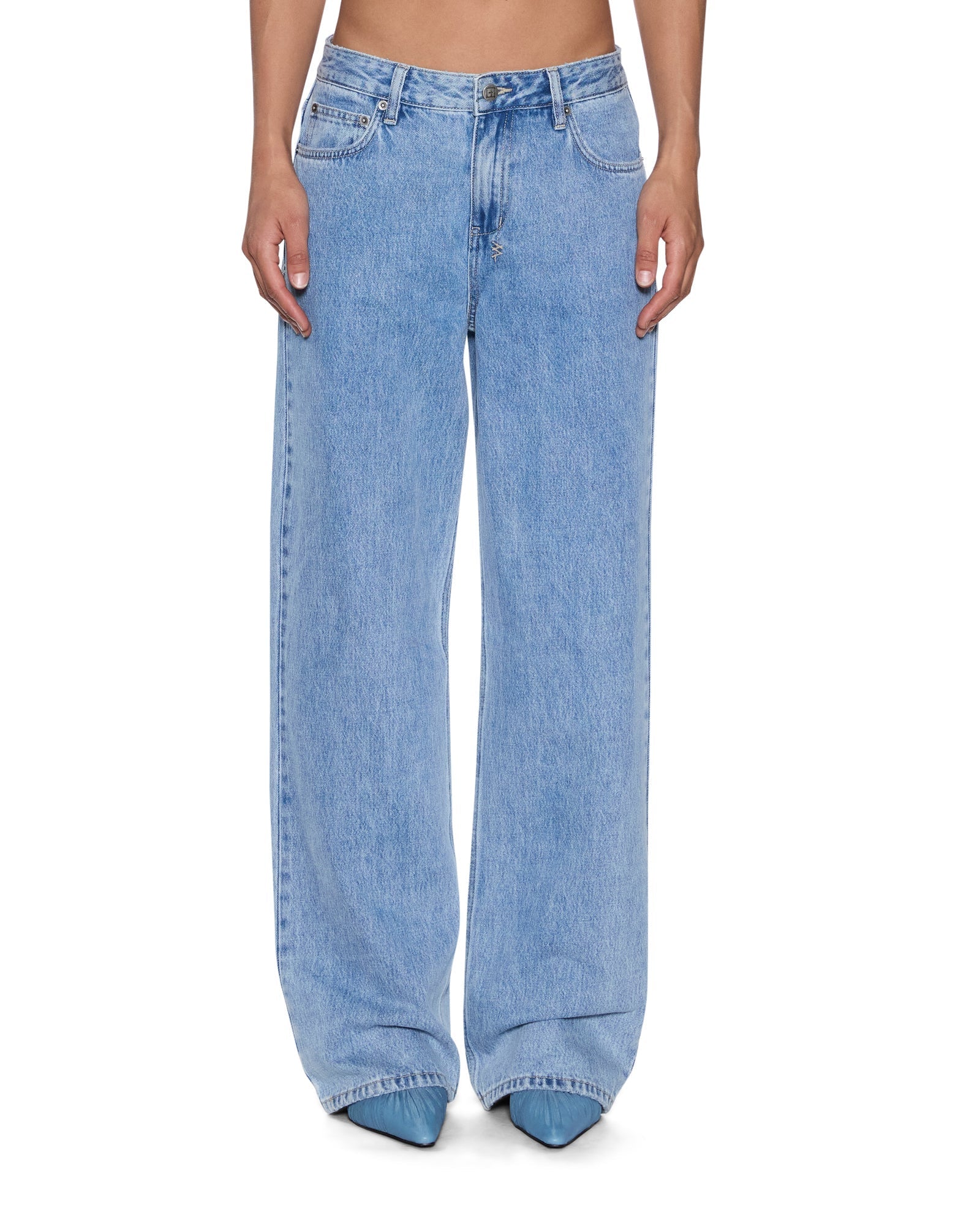 Low-rise relaxed straight leg jean with classic five pocket styling. Made from premium rigid denim in an
easy washed light blue wash. Designed to sit low on hips and stack at the hem for a baggy look. Featuring&nbsp;branded hardware and Ksubi T-box and 3x4 branding.