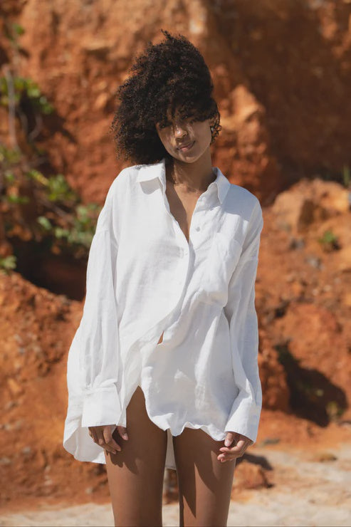 The signature Lilly Pilly Kirra Linen Shirt is a top seller and all year round wardrobe staple. This oversized shirt features a hi-low curved hem for a flattering fit, and natural buttons made from Corozo, Coconut, or Shell. Dress it up or down with linen pants, wear as a throw on as a beach cover up or layer under a cashmere knit.