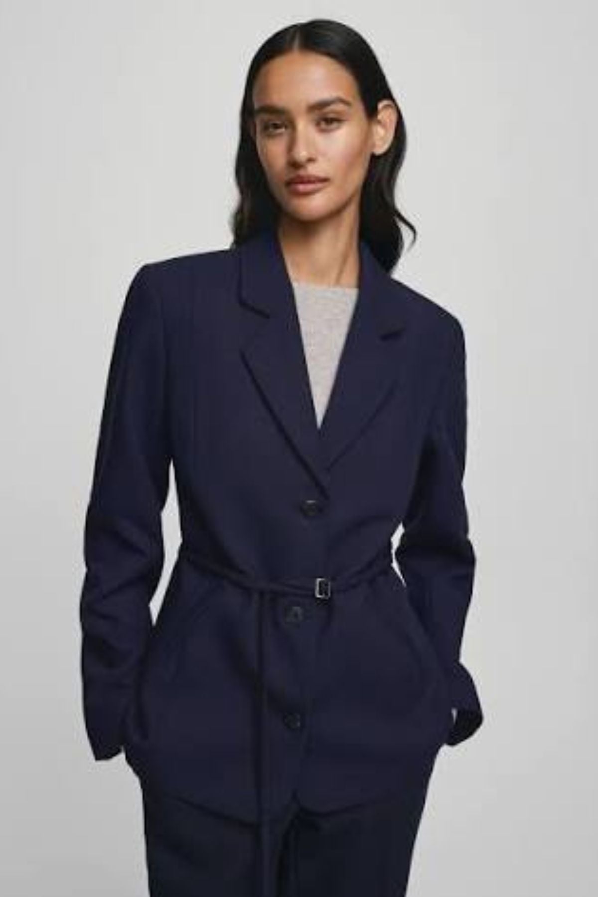Clean, considered tailoring with the versatility to make it your own. The MSCH Freylia Straight Blazer is a classic single-breasted blazer reworked with a slim waist belt, giving you the option to wear it straight and relaxed or cinched for a more defined silhouette.