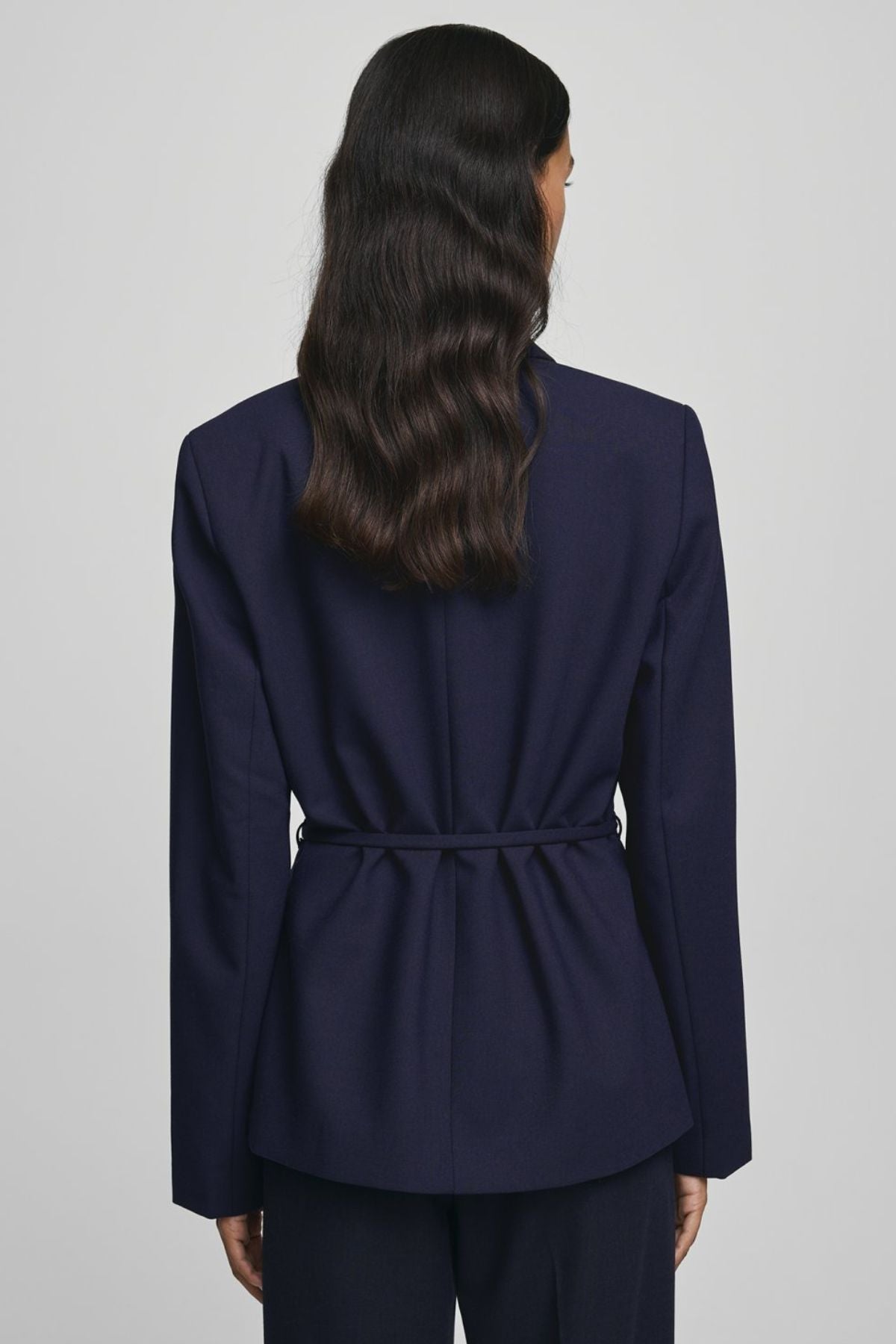 Clean, considered tailoring with the versatility to make it your own. The MSCH Freylia Straight Blazer is a classic single-breasted blazer reworked with a slim waist belt, giving you the option to wear it straight and relaxed or cinched for a more defined silhouette.