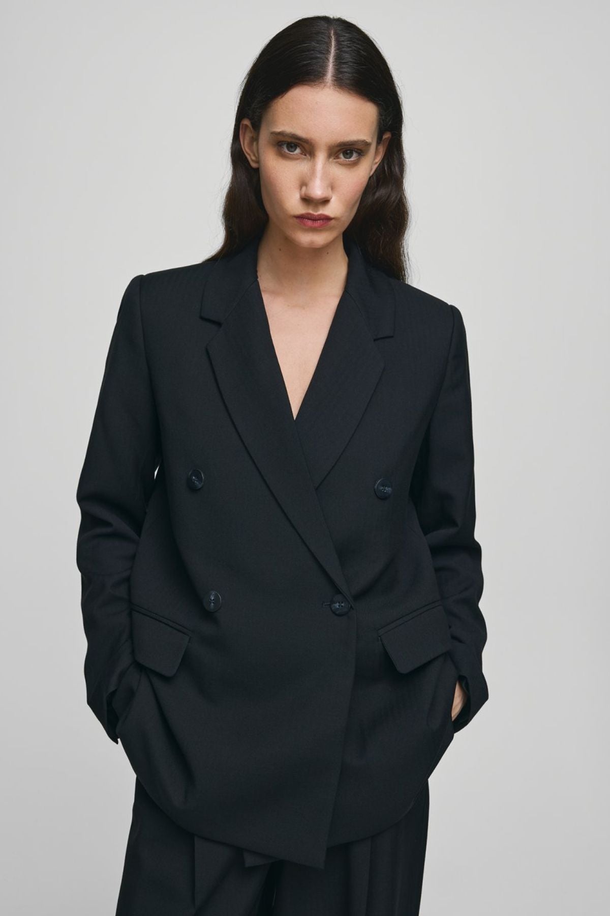 MSCH Machella Blazer - Strong Tailoring, Subtle Detail

A blazer with presence. The MSCH Machella Blazer brings together strong tailoring and an easy oversized silhouette, creating a modern layer that works just as well with denim as it does with tailored separates.