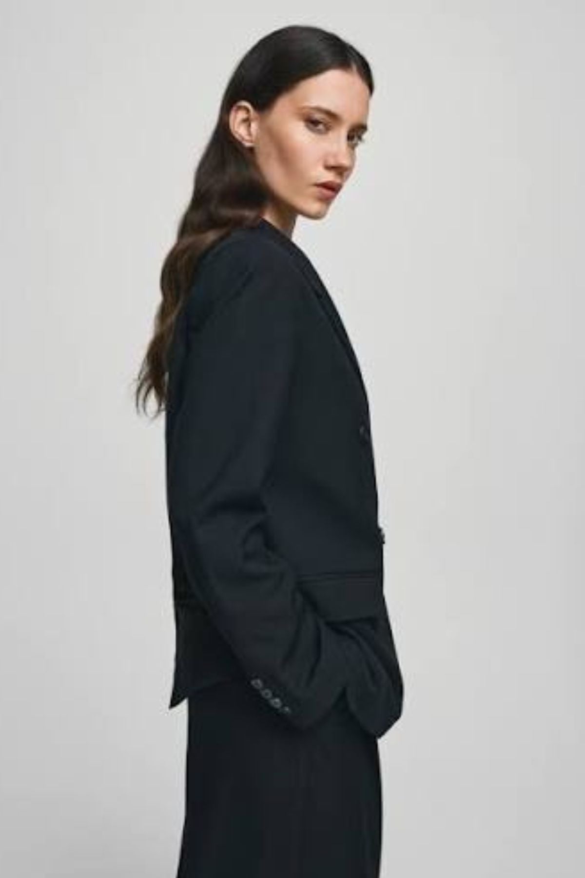 MSCH Machella Blazer - Strong Tailoring, Subtle Detail

A blazer with presence. The MSCH Machella Blazer brings together strong tailoring and an easy oversized silhouette, creating a modern layer that works just as well with denim as it does with tailored separates.