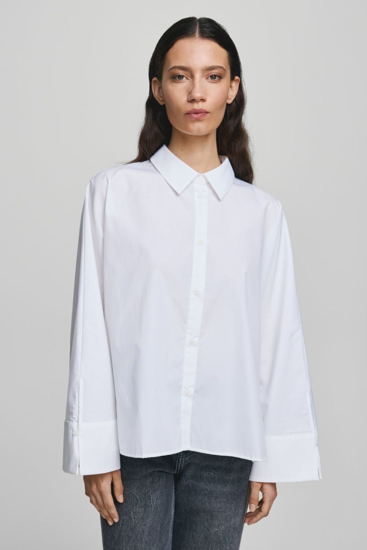MSCH Natalia Zenika Boxy Shirt - Classic White, Reworked

The white shirt, with a little more shape. The MSCH Natalia Zenika Boxy Shirt takes a wardrobe classic and gives it a modern, structured silhouette with clever adjustable detailing.