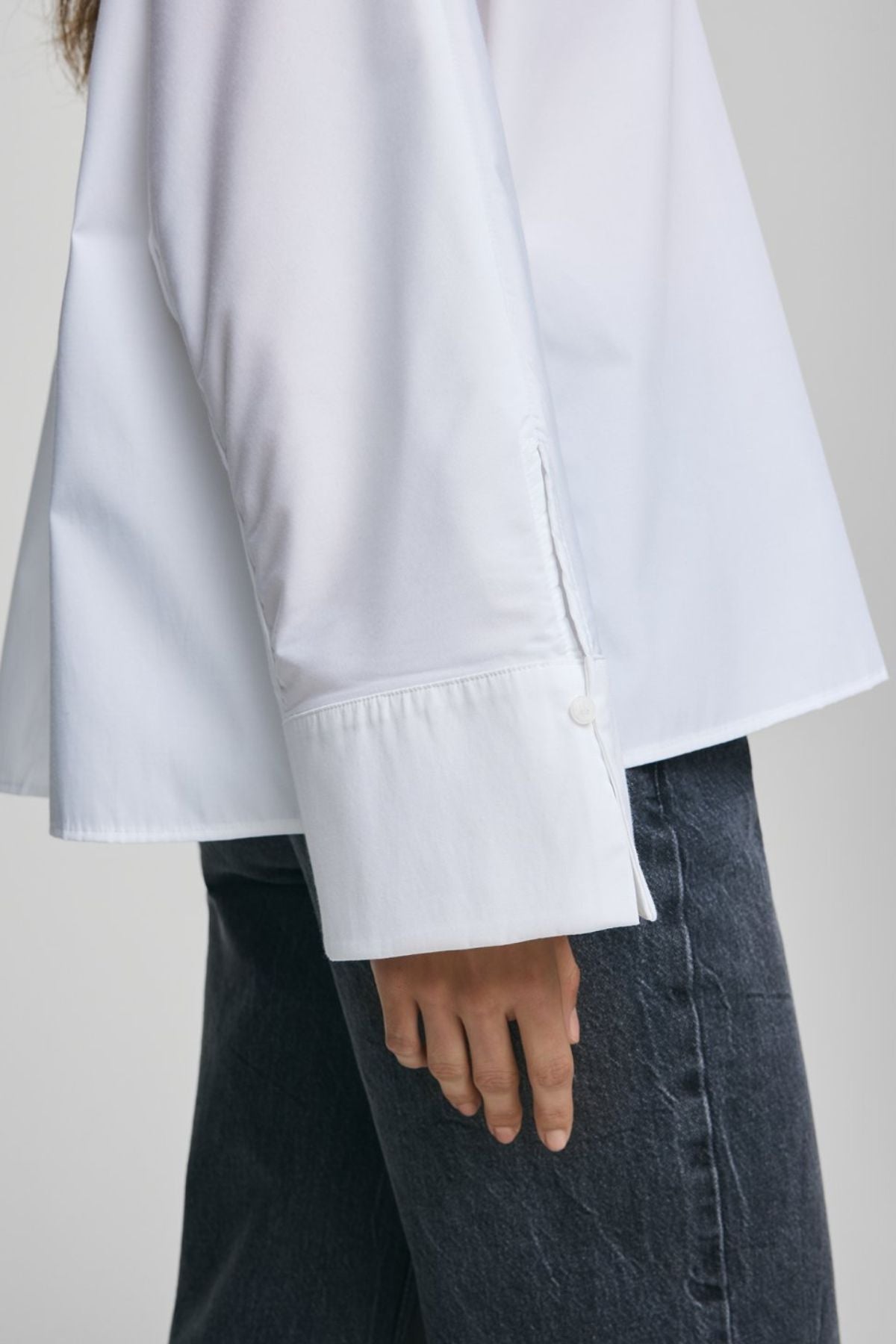 MSCH Natalia Zenika Boxy Shirt - Classic White, Reworked

The white shirt, with a little more shape. The MSCH Natalia Zenika Boxy Shirt takes a wardrobe classic and gives it a modern, structured silhouette with clever adjustable detailing.
