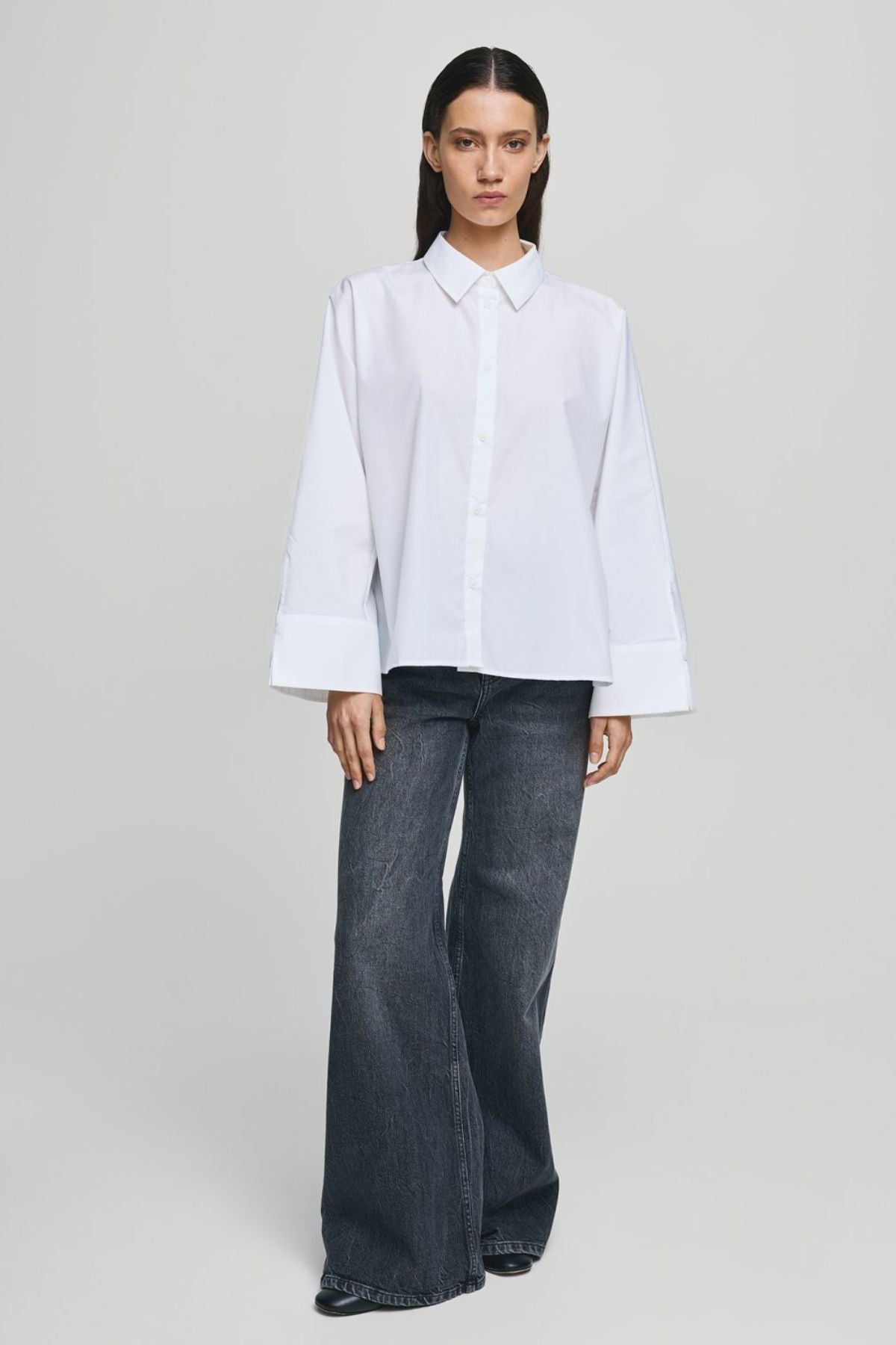 MSCH Natalia Zenika Boxy Shirt - Classic White, Reworked

The white shirt, with a little more shape. The MSCH Natalia Zenika Boxy Shirt takes a wardrobe classic and gives it a modern, structured silhouette with clever adjustable detailing.