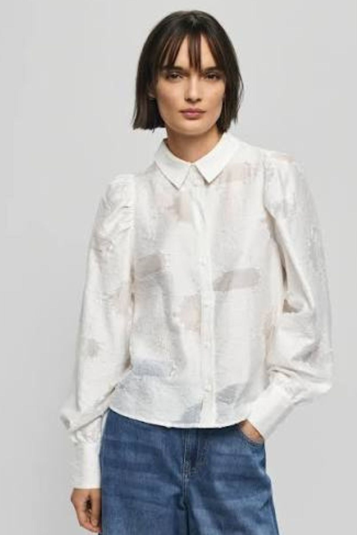 MSCH Orkidea Shirt - Refined, Fluid and Effortlessly Polished

An elevated take on the everyday shirt. The MSCH Orkidea Shirt combines a timeless silhouette with a lightweight, subtly textured fabric that gives this wardrobe staple a beautifully refined finish.