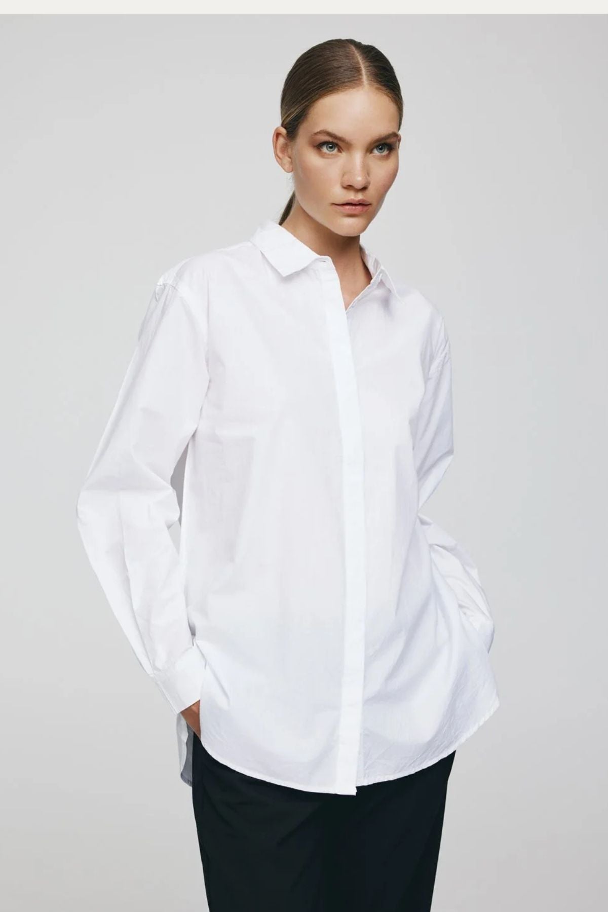 MSCH Olisa Shirt - The Classic White Shirt, Relaxed

A great white shirt earns its place in every wardrobe. The MSCH Olisa Shirt takes the classic button-down and gives it an effortless Scandinavian ease with a relaxed, loose-fitting silhouette.