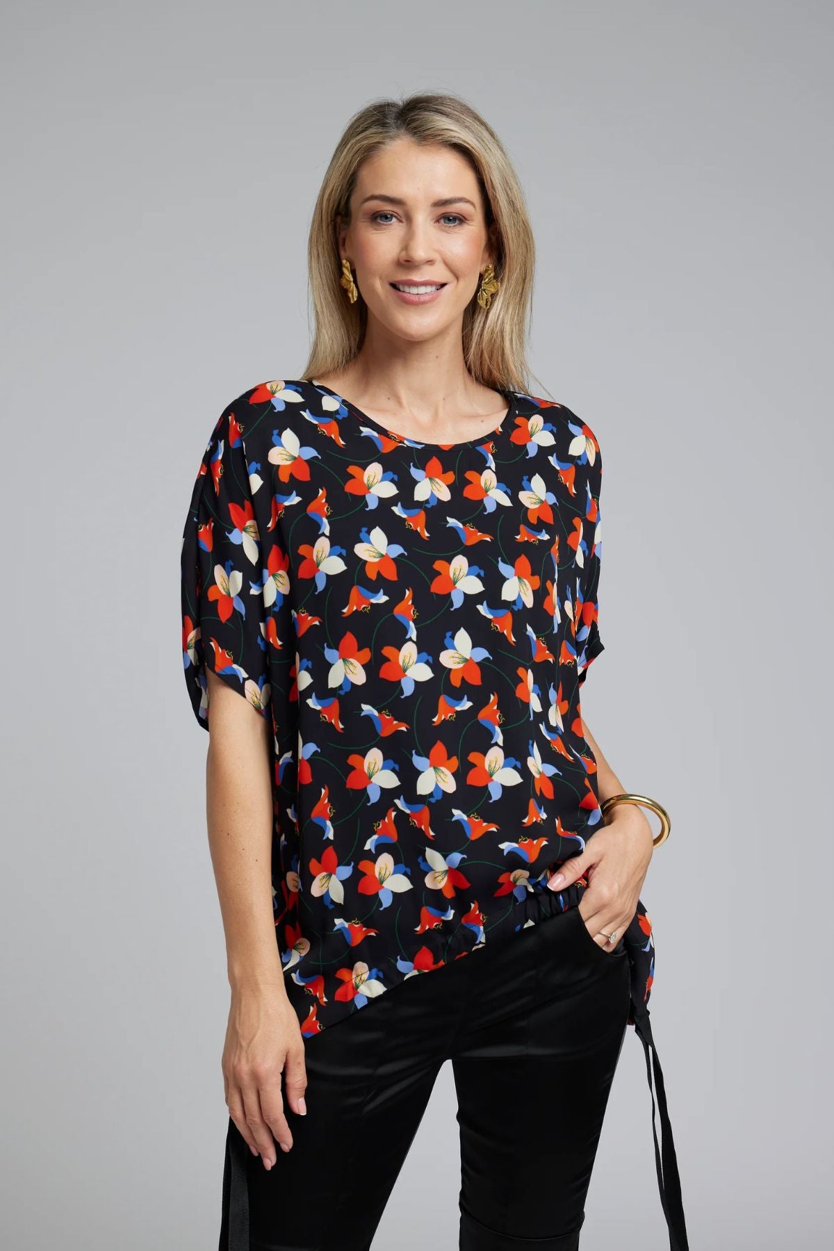 Vanotti Tunic – Floaty Ease, Signature N-E-S Simplicity

A long-loved N-E-S favourite, the floral Vanotti Tunic brings lightness, movement and effortless style to your everyday wardrobe. Designed as an easy throw-on piece with beautiful drape, it’s the style you reach for when you want comfort without compromising on polish.

Designed and made responsibly in New Zealand