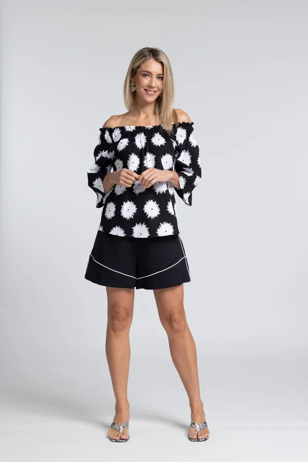 Lantana Piped Shorts - Effortless Ease with a Flattering Edge

An easy-to-wear staple with thoughtful detail. The N-E-S Lantana Piped Shorts are designed for versatility and comfort, offering a relaxed silhouette elevated through clever construction and contrast detailing.

Designed and made responsibly in New Zealand