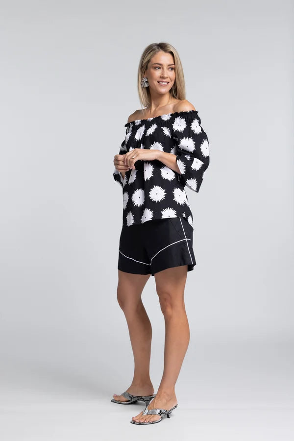 Lantana Piped Shorts - Effortless Ease with a Flattering Edge

An easy-to-wear staple with thoughtful detail. The N-E-S Lantana Piped Shorts are designed for versatility and comfort, offering a relaxed silhouette elevated through clever construction and contrast detailing.

Designed and made responsibly in New Zealand
