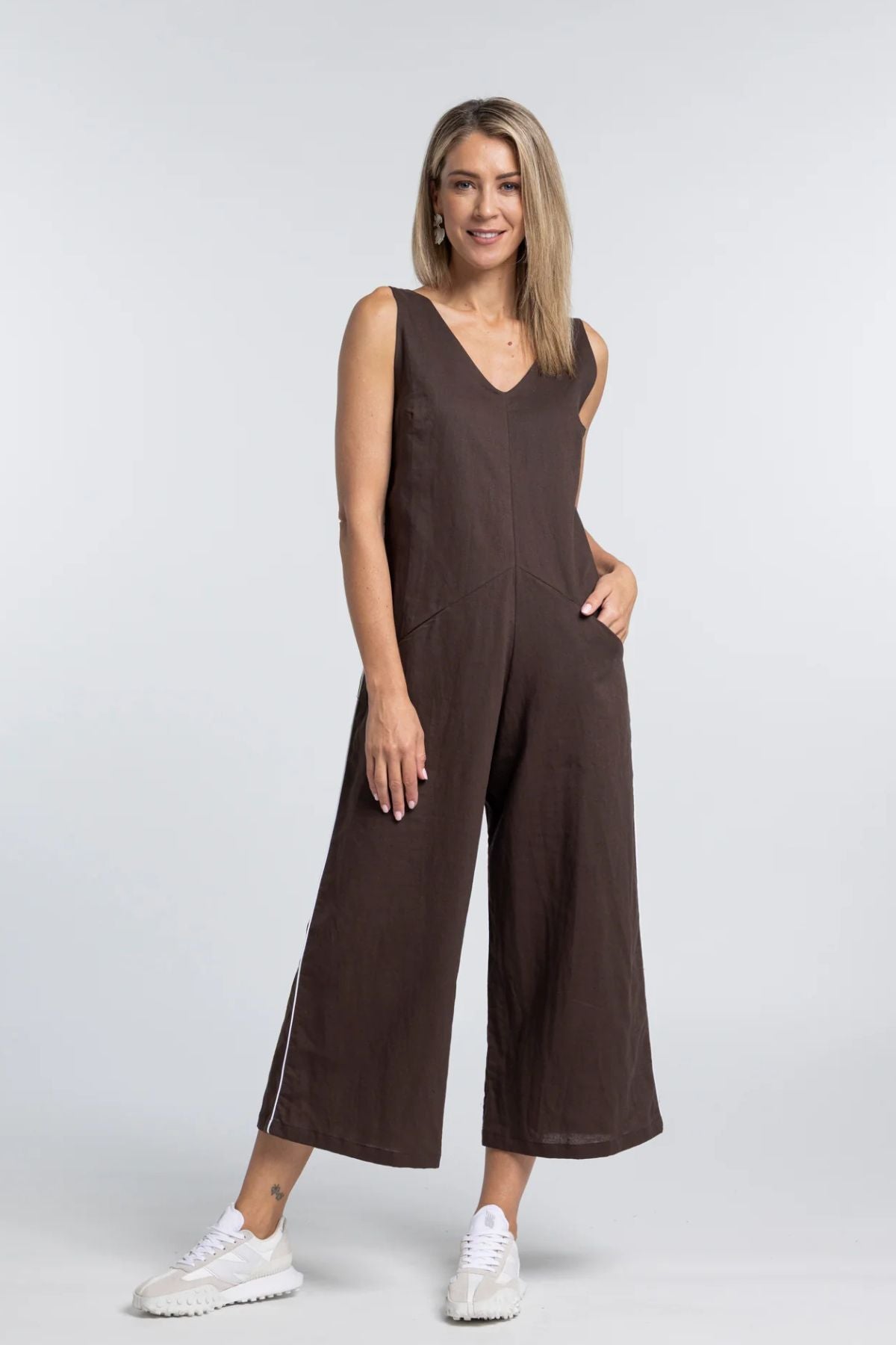 Linen Lounge Jumpsuit - Effortless Ease, Designed to Flatter

A best-selling N-E-S favourite, reimagined in a breathable linen blend. The Linen Lounge Jumpsuit is your ultimate one-and-done piece - designed for comfort, versatility and a flattering fit across all body shapes.

Designed and made responsibly in New Zealand