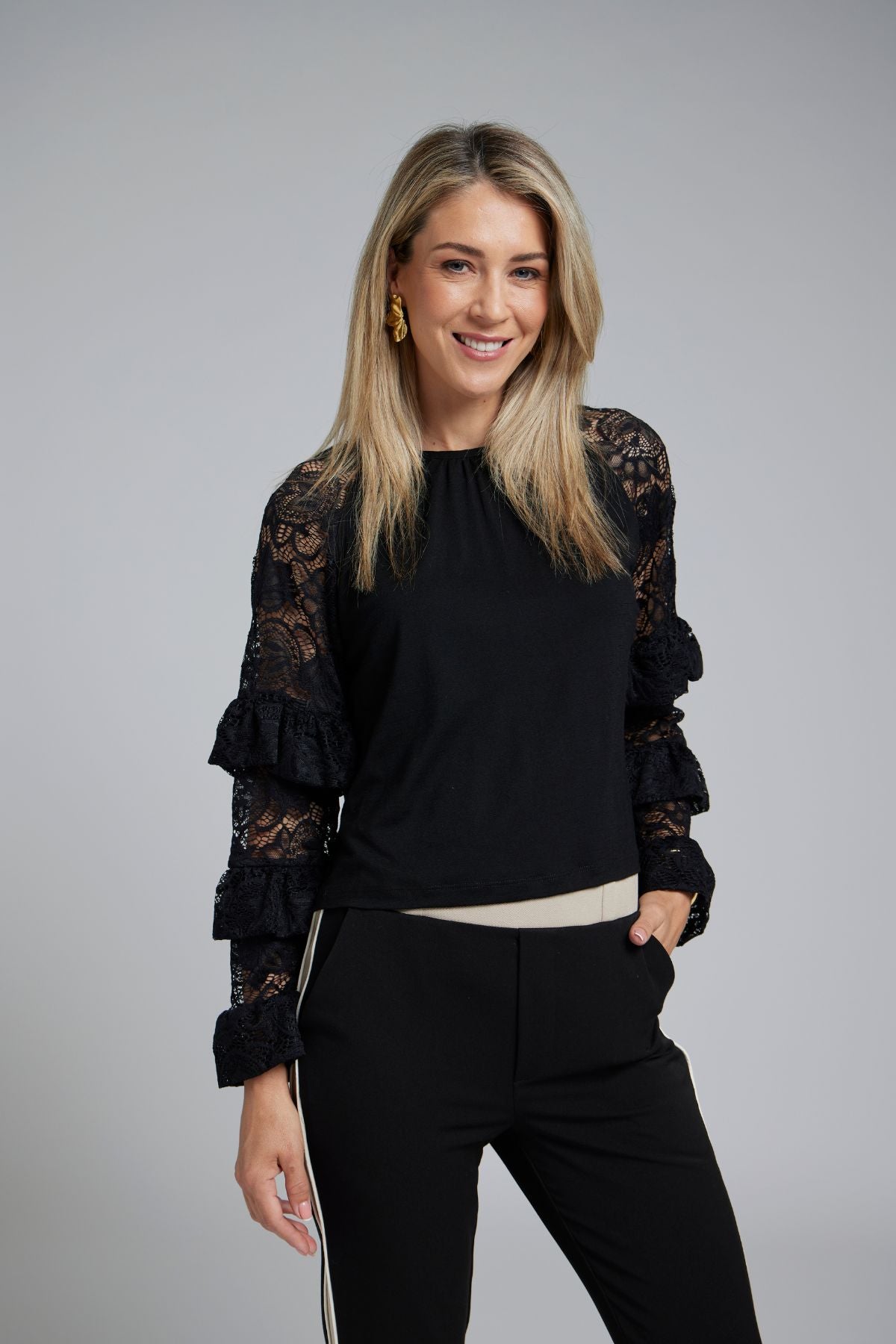 Luxa Top – Merino Comfort, Lace Drama, Pure N-E-S Energy

A statement layer designed to elevate the everyday. The Luxa Top blends the warmth and softness of merino with the bold textural drama of ruffled lace sleeves - a combination that feels refined, directional and unmistakably N-E-S.

Designed and made responsibly in New Zealand
