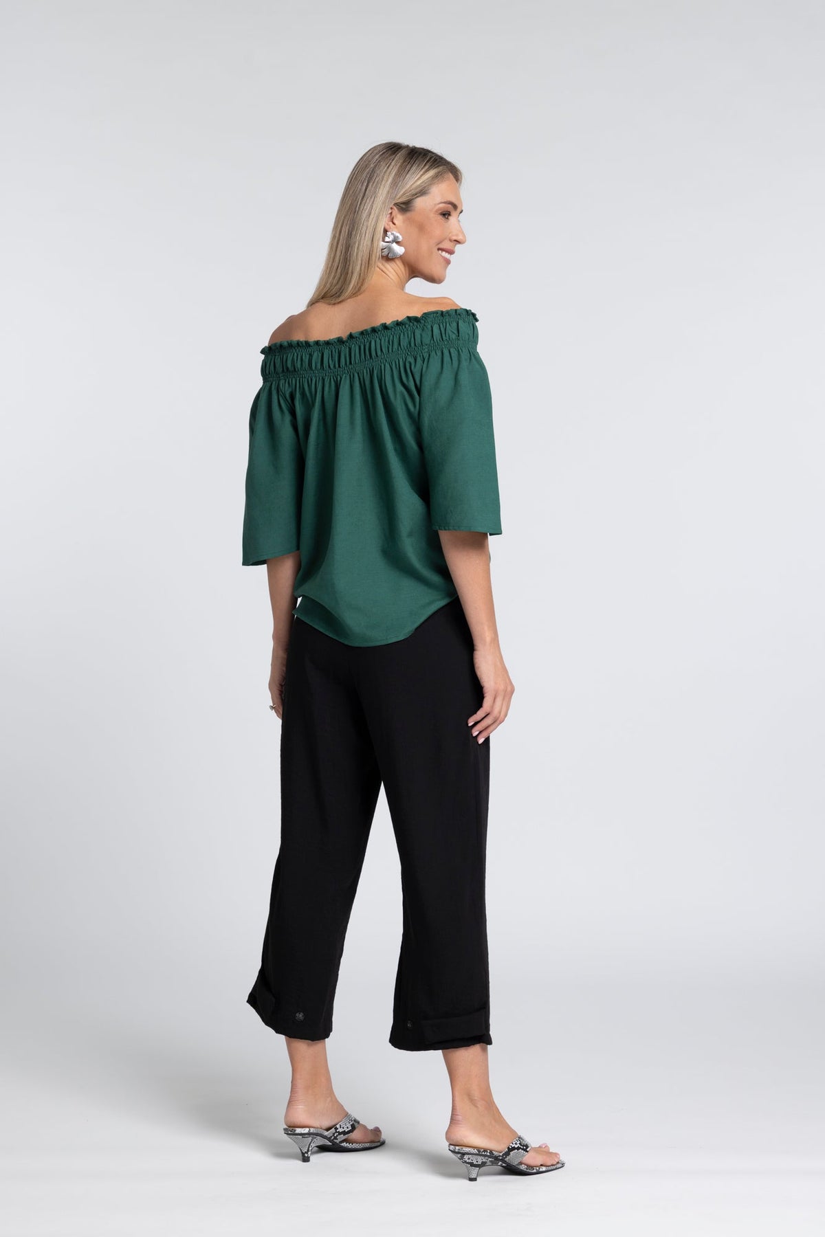 Tide Pant - Contemporary Tailoring with Adaptive Ease

Tailoring that moves with you. The N-E-S Tide Pant is designed to balance structure and comfort, offering a modern silhouette that adapts effortlessly to your day. Clean, confident and considered, it redefines everyday tailoring with subtle versatility.

Designed and made responsibly in New Zealand