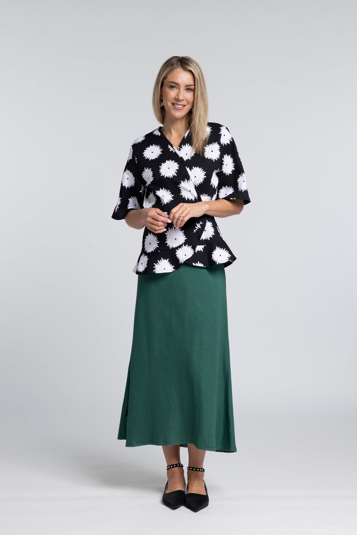 True Printed Top - Feminine Detail with a Statement Edge

A signature silhouette reimagined in print. The N-E-S True Printed Top brings together the flattering wrap shape of the True Top with our bold abstract black and white daisy print, creating a piece that feels both expressive and effortlessly wearable.

Designed and made responsibly in New Zealand