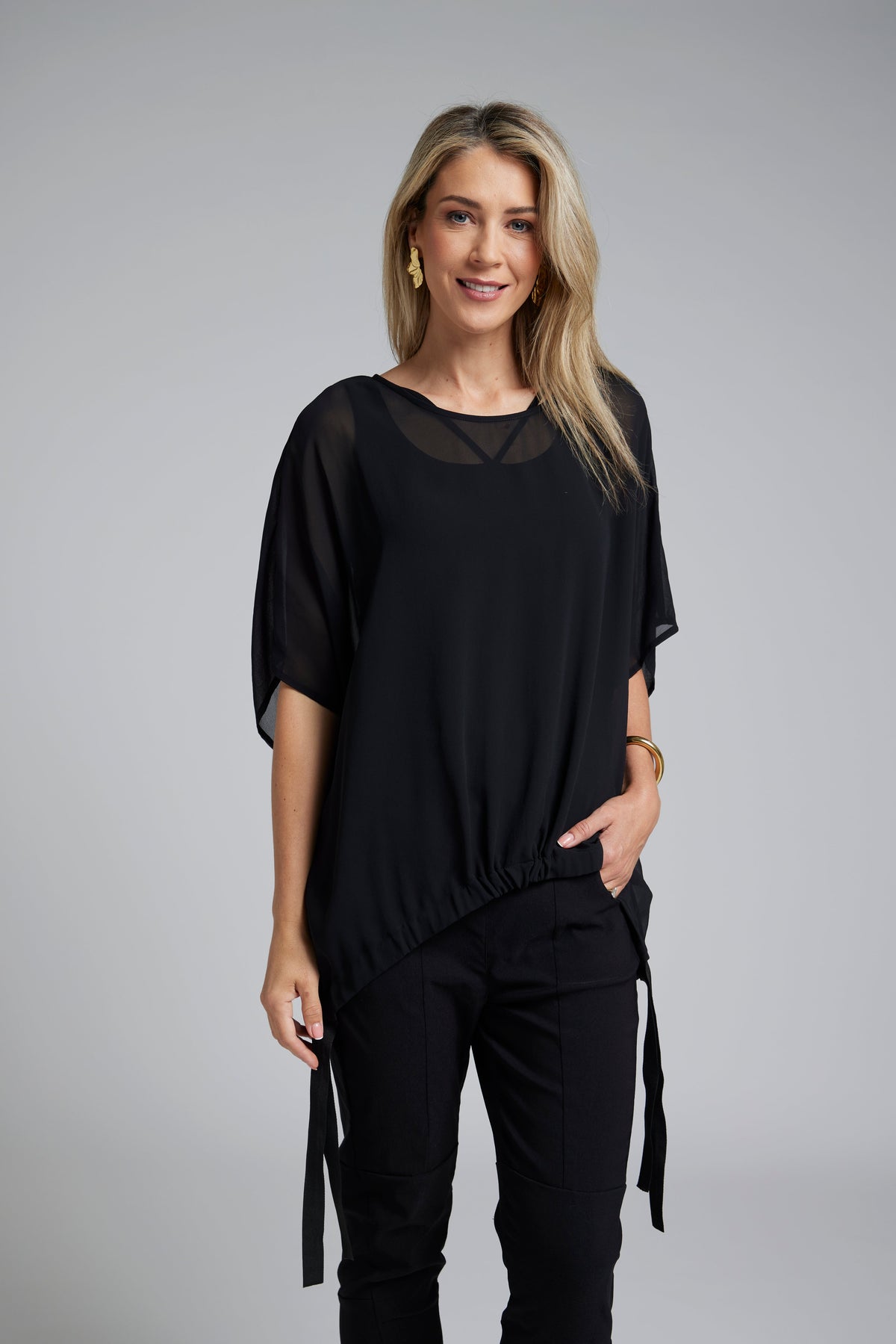 The NES Vanotti Tunic by N-E-S’ best-selling throw-on top with a scoop neckline and adjustable feature hem. Perfect over a Lattice Singlet. NZ made.