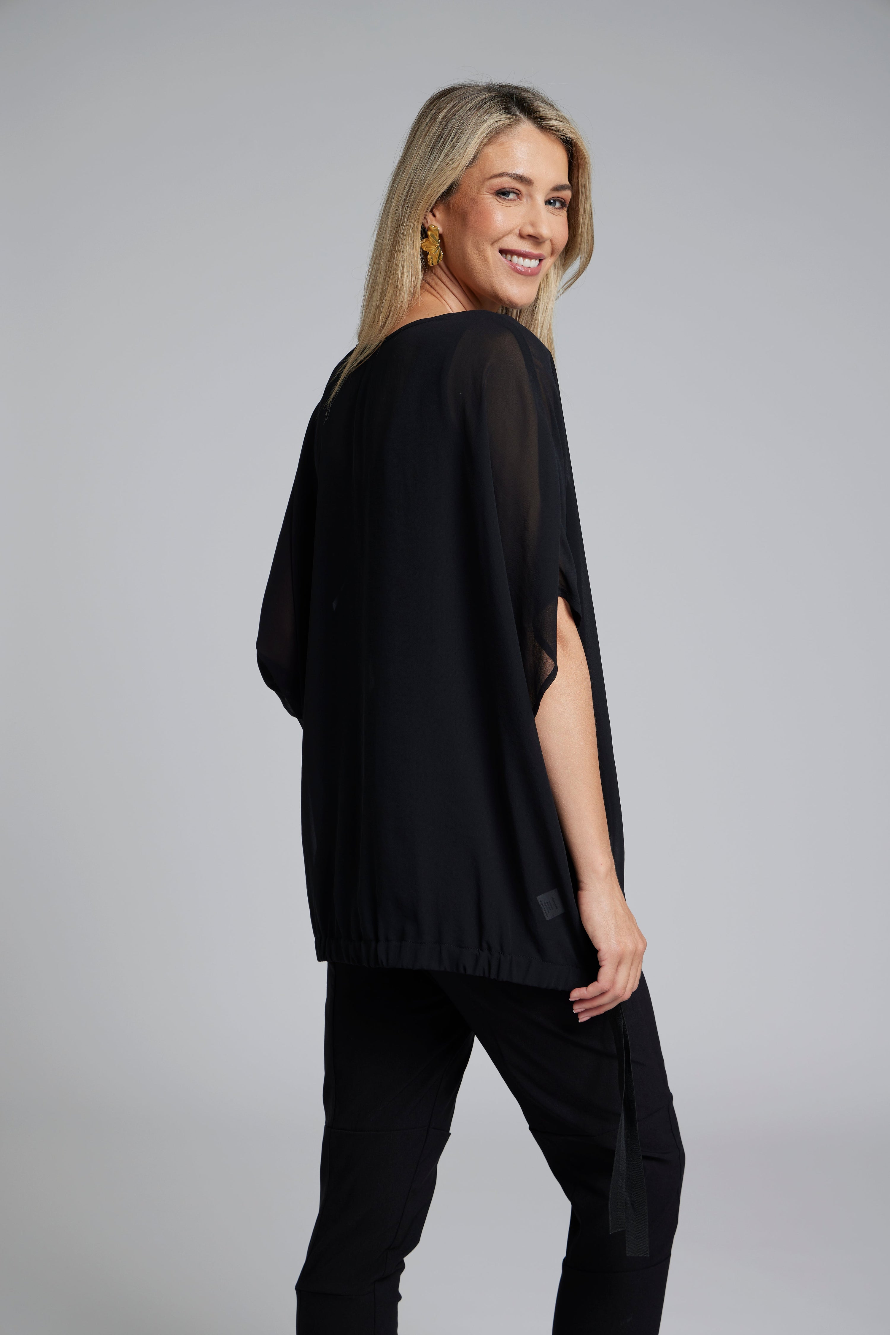The NES Vanotti Tunic by N-E-S’ best-selling throw-on top with a scoop neckline and adjustable feature hem. Perfect over a Lattice Singlet. NZ made.