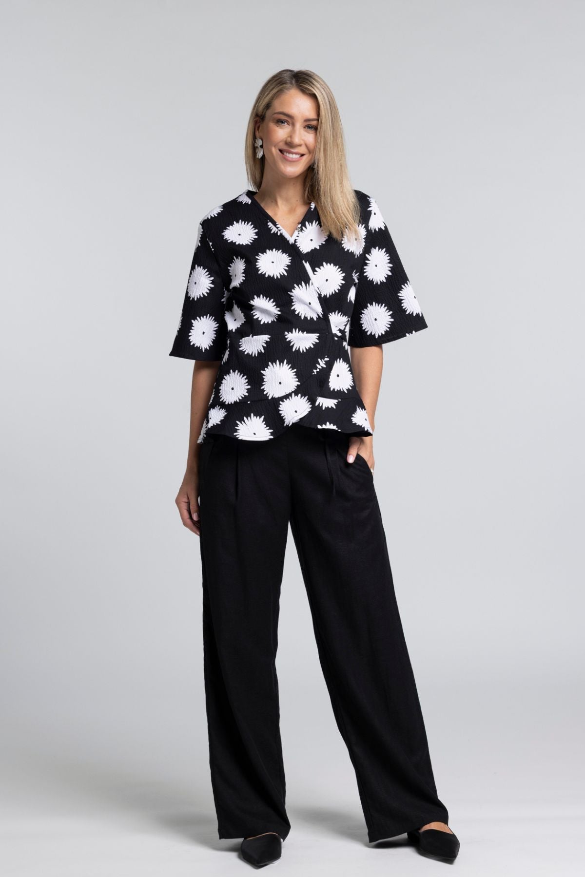 Mode Linen Blend Pant - Effortless Shape with Refined Ease

A modern evolution of a best-selling silhouette. The N-E-S Mode Pant delivers the same ease and comfort as our Rita Pant, now refined with topstitched front pleats for a more wearable, flattering finish across all body shapes.

Designed and made responsibly in New Zealand