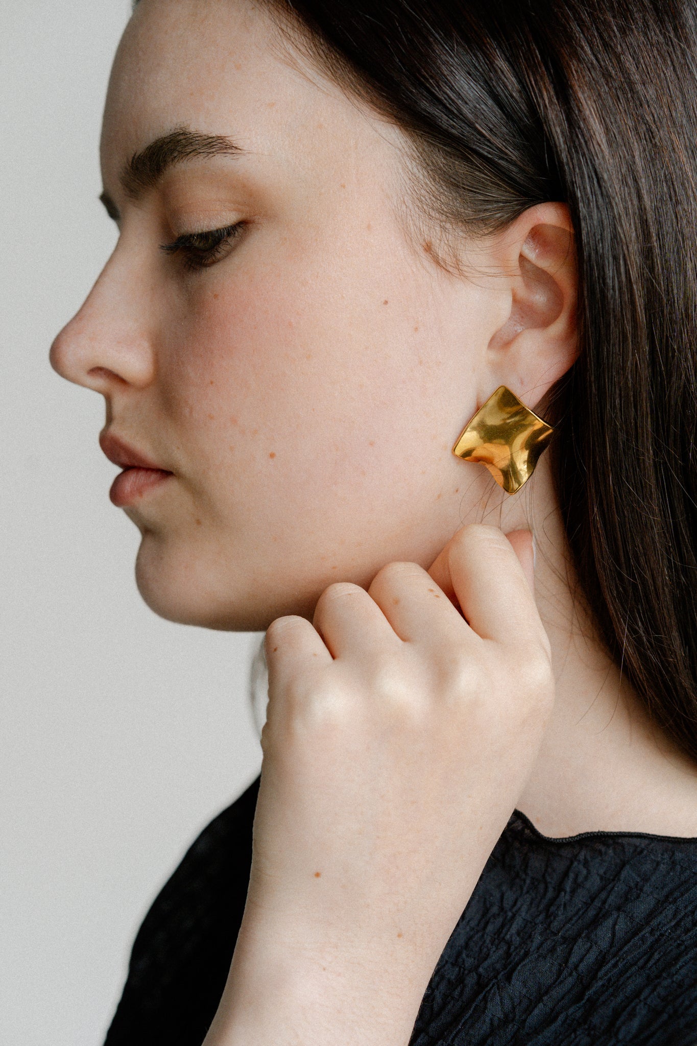 Nora Earrings in radiant gold with bold, fluid, sculptural curves that catch the light for a modern, statement finish. Stud closure with a 3 x 3 cm size, crafted from stainless steel with gold plating. Waterproof, hypoallergenic, and lightweight at 11g.