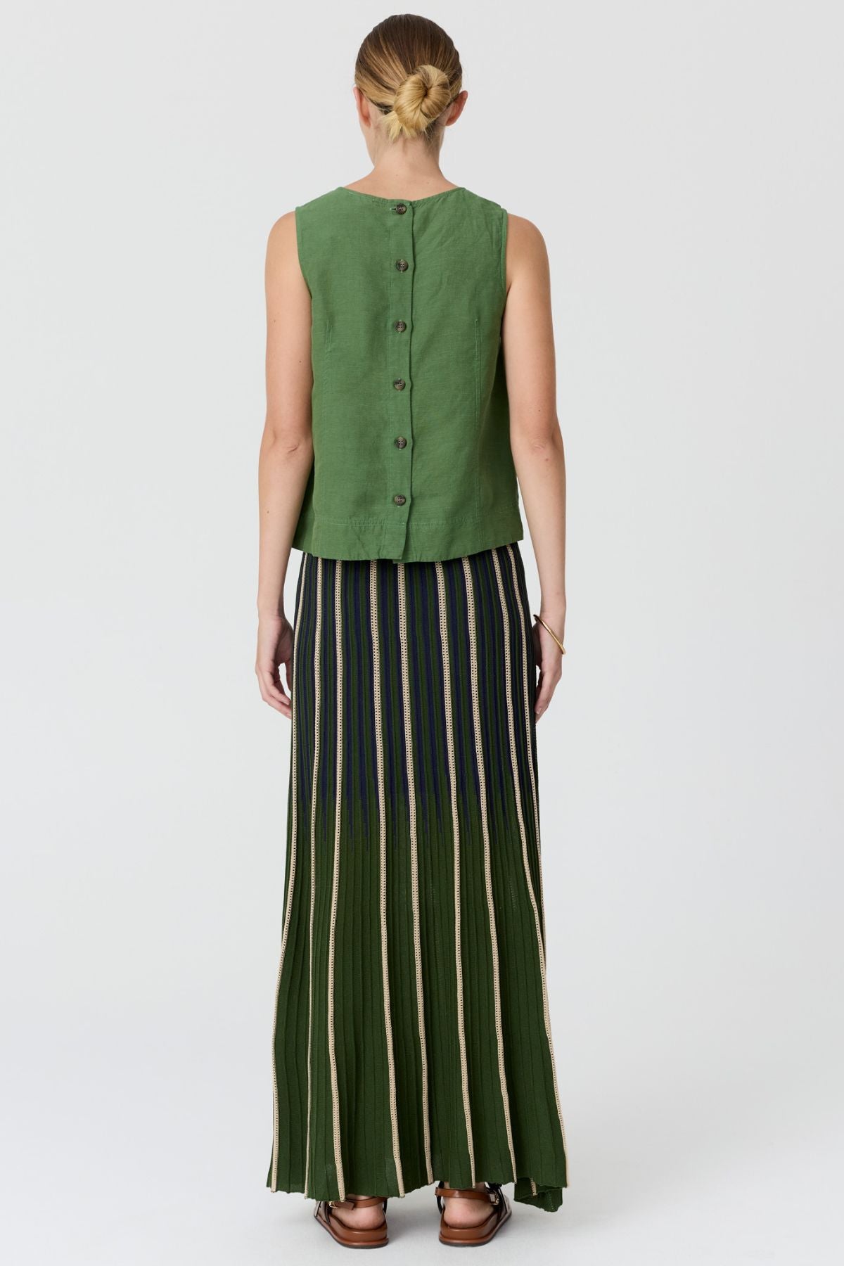 Discover the POL Axil Skirt curated in racket, featuring signature pleated knit detailing. A relaxed, mid-calf silhouette in a lightweight viscose blend.