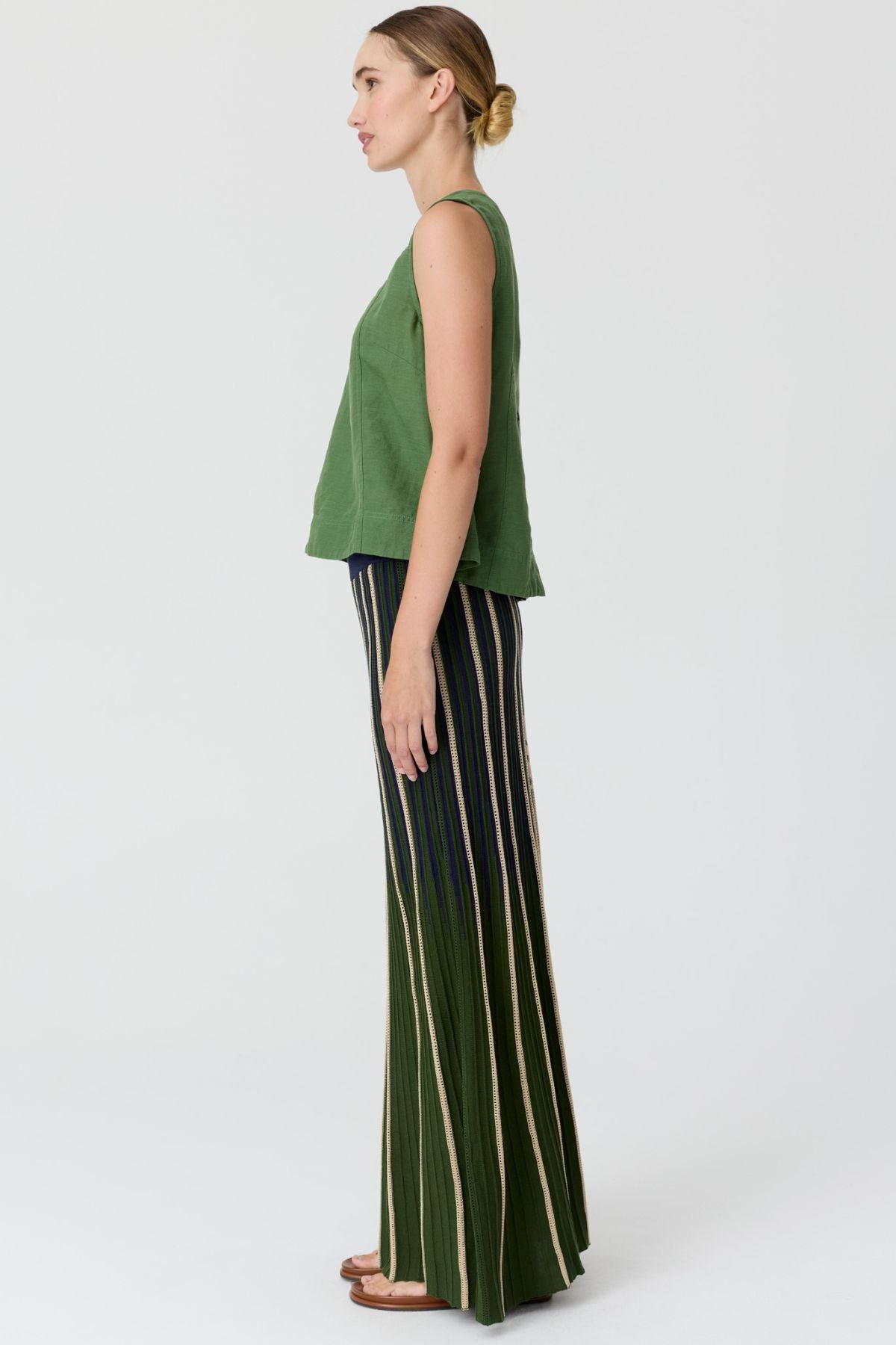 Discover the POL Axil Skirt curated in racket, featuring signature pleated knit detailing. A relaxed, mid-calf silhouette in a lightweight viscose blend.