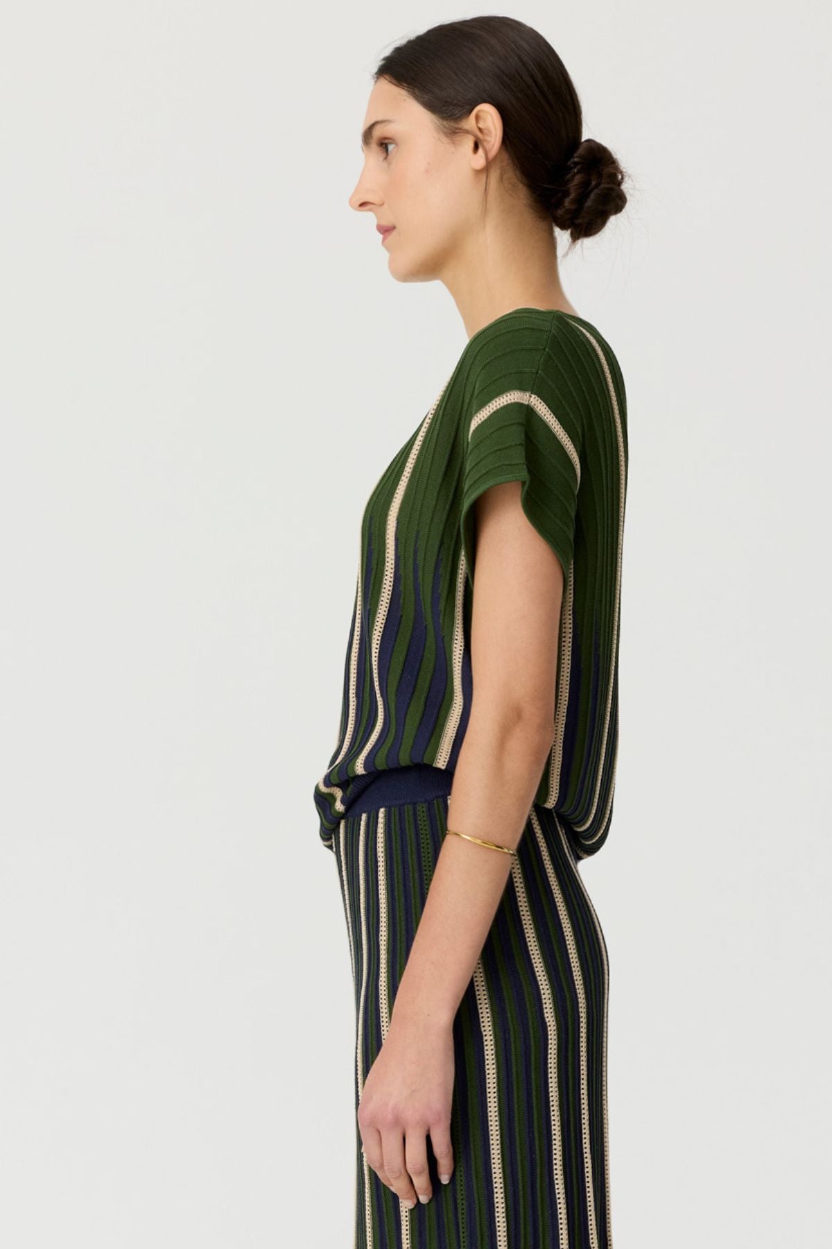 Discover the POL Axil Knit Top curated in racket, featuring signature knit pleats, pointelle contrast stripes and a relaxed, draped fit in a lightweight viscose blend.