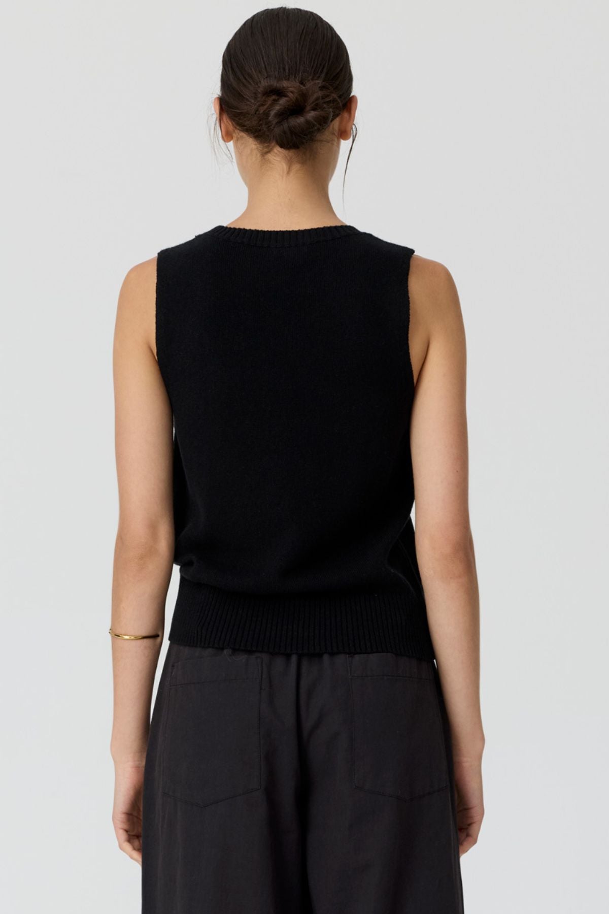 Meet the POL Viloa Beaded Tank, crafted in organic cotton and linen with playful lemon and cherry bead detailing. Style with skirts or denim.