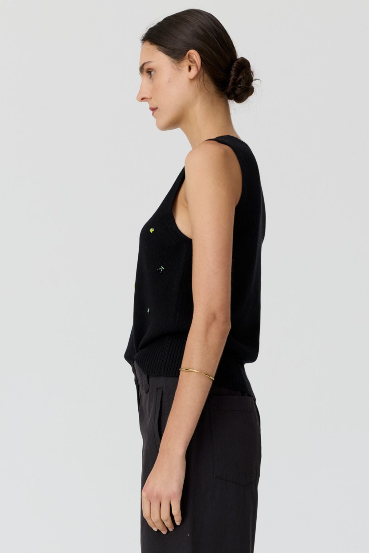Meet the POL Viloa Beaded Tank, crafted in organic cotton and linen with playful lemon and cherry bead detailing. Style with skirts or denim.