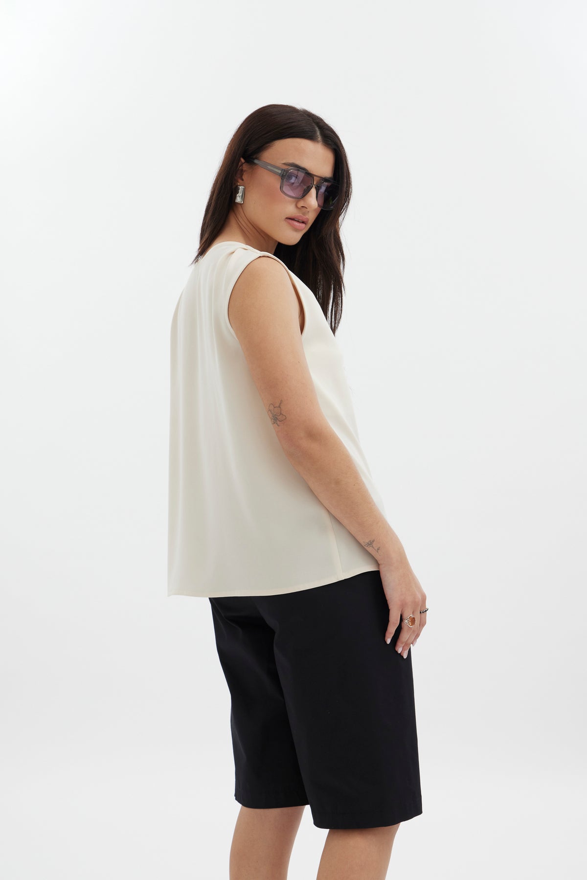Clean Lines, Relaxed by Design

A longer short with a cleaner point of view. The racket Encore Bermuda Short is designed with an easy, relaxed silhouette and minimal construction for effortless summer dressing.

Designed and made responsibly in New Zealand