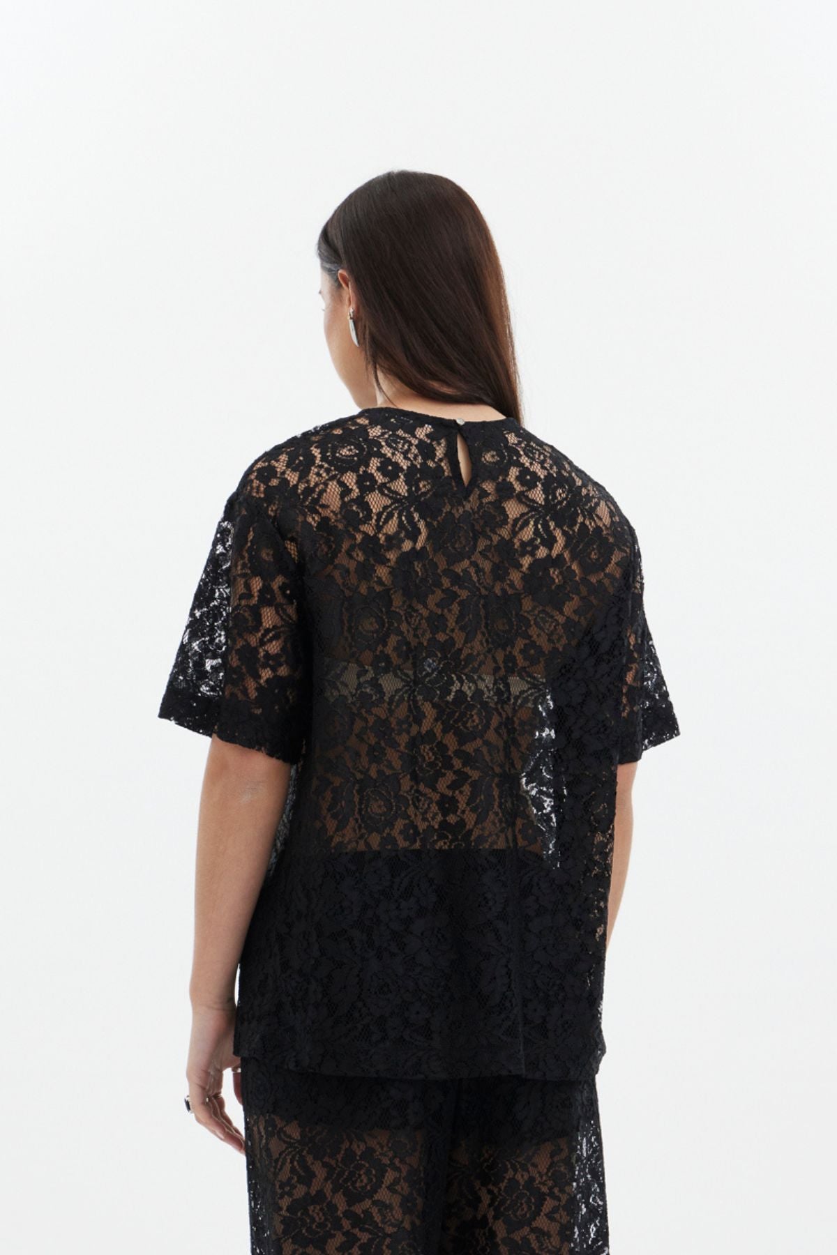 racket Cobain Tee - Lace, Without the Sweetness

A classic oversized tee, cut in intricate Alençon lace. The RKT Cobain Tee brings an unexpected edge to lace with its relaxed, boxy silhouette and effortless proportions.

Designed and made responsibly in New Zealand