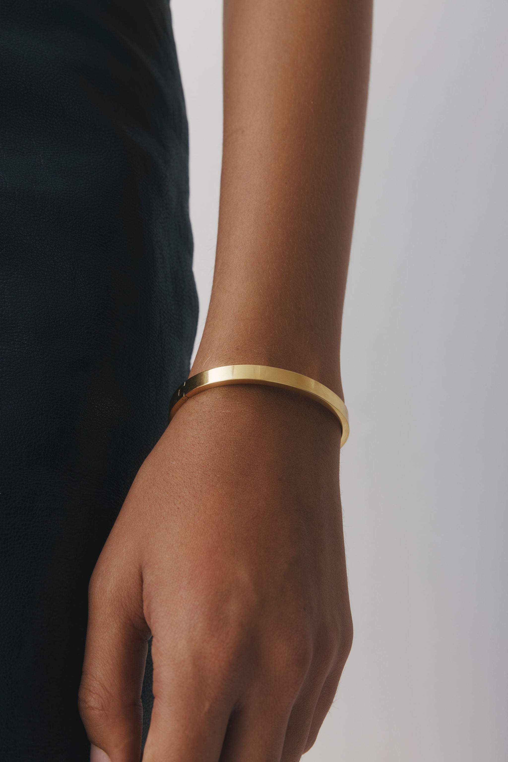 RYLEE Bracelet by Castel & Co in gold with a slim, refined silhouette designed for effortless everyday wear. Clean and modern in feel, it sits neatly on the wrist, perfect for stacking or wearing on its own. Crafted from stainless steel with gold plating, featuring a 5.8 cm diameter and 0.4 cm width. Waterproof, hypoallergenic, and lightweight at 15g.
