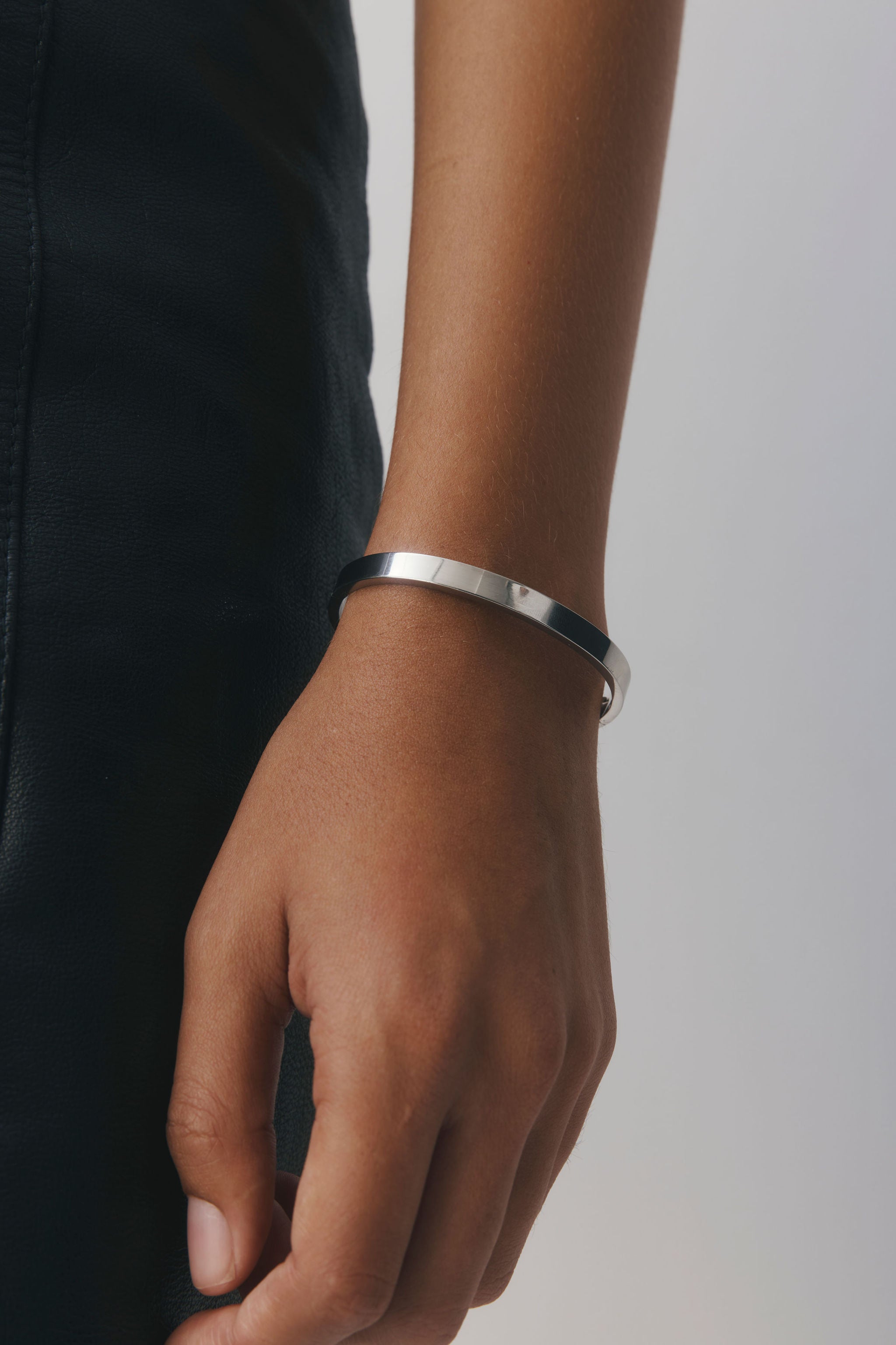 RYLEE Bracelet by Castel & Co in gold with a slim, refined silhouette designed for effortless everyday wear. Clean and modern in feel, it sits neatly on the wrist, perfect for stacking or wearing on its own. Crafted from stainless steel with gold plating, featuring a 5.8 cm diameter and 0.4 cm width. Waterproof, hypoallergenic, and lightweight at 15g.