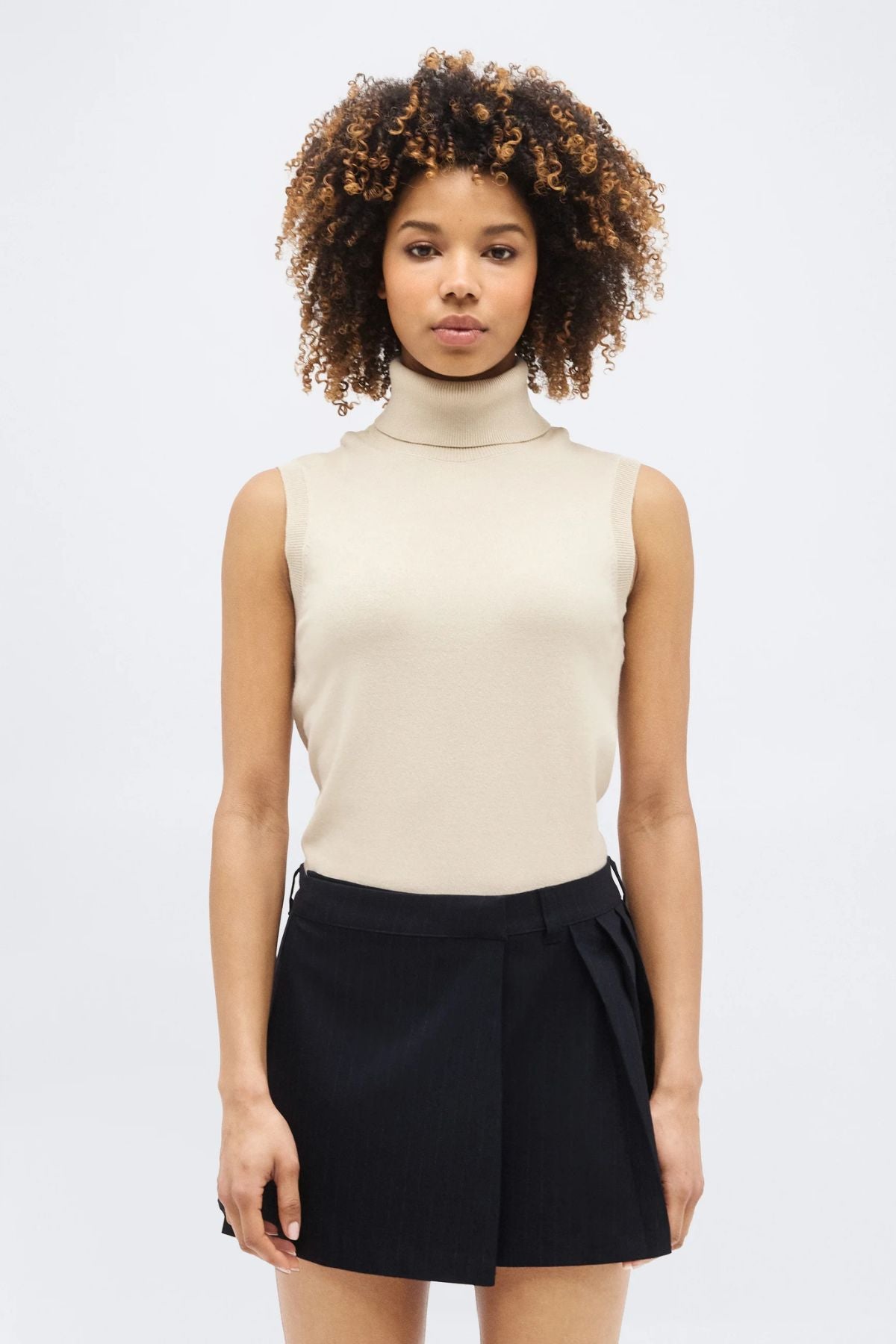 MSCH Isabis R Vest - The Modern Layer

Clean, minimal and endlessly versatile. The MSCH Isabis R Vest is an easy knitted layer designed to add warmth and texture without the weight of a full knit.