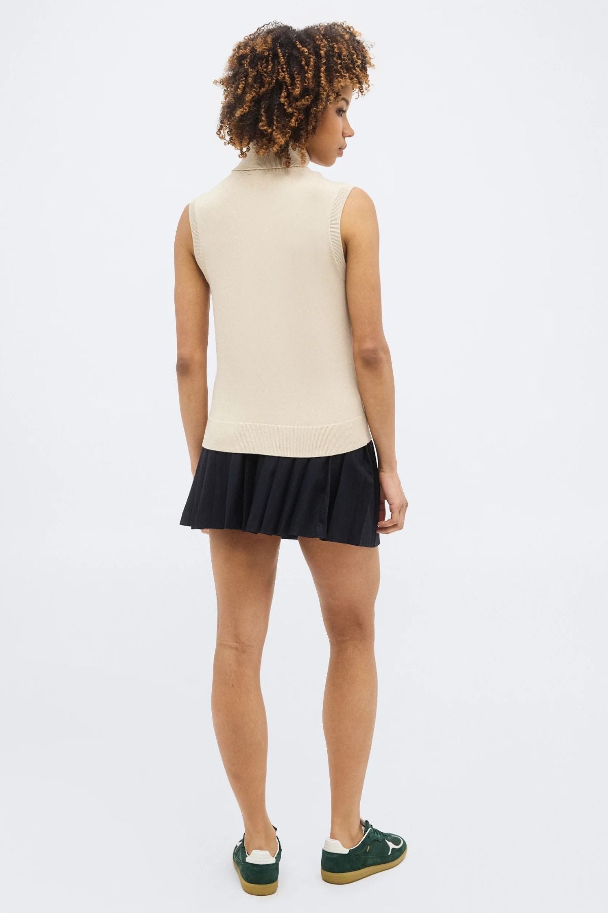 MSCH Isabis R Vest - The Modern Layer

Clean, minimal and endlessly versatile. The MSCH Isabis R Vest is an easy knitted layer designed to add warmth and texture without the weight of a full knit.