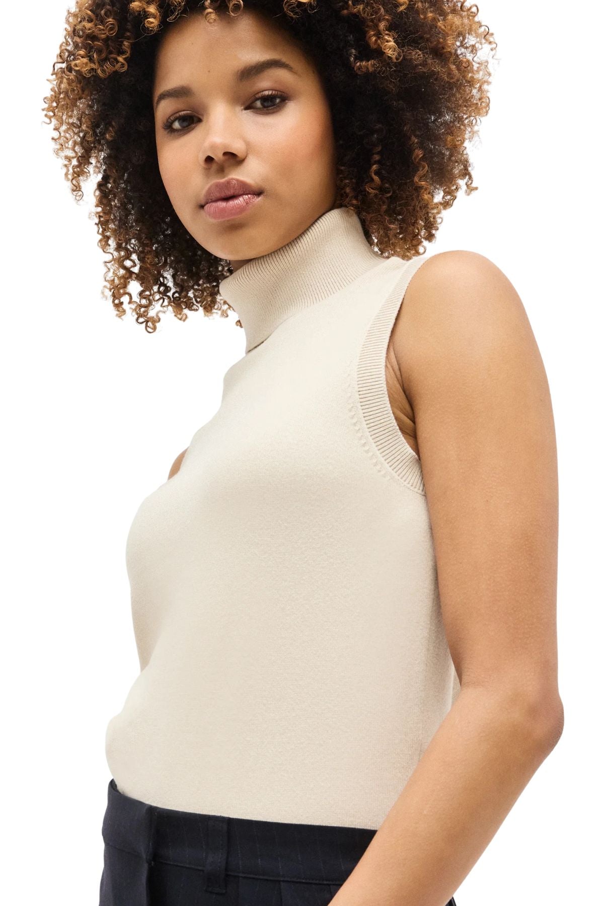 MSCH Isabis R Vest - The Modern Layer

Clean, minimal and endlessly versatile. The MSCH Isabis R Vest is an easy knitted layer designed to add warmth and texture without the weight of a full knit.