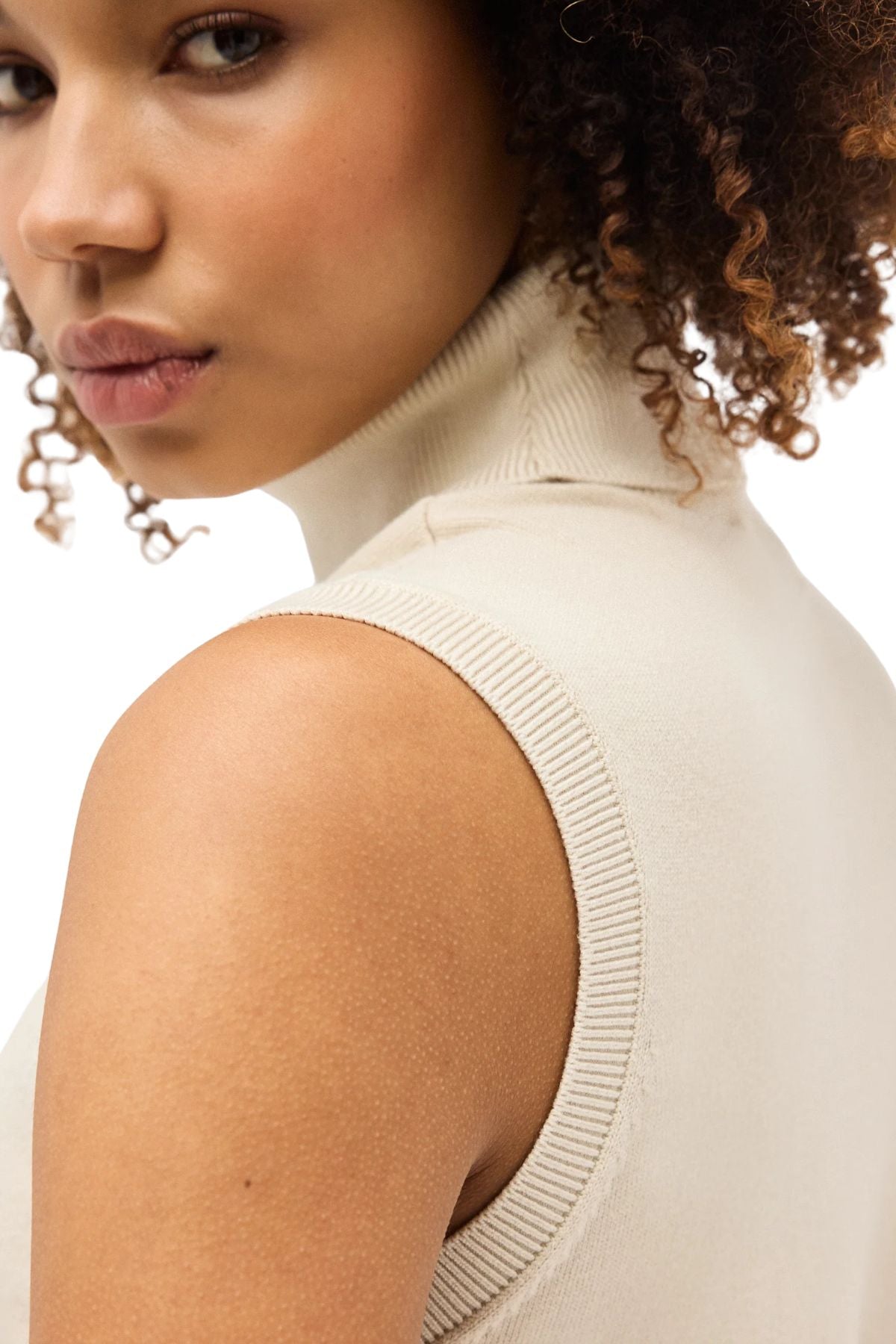 MSCH Isabis R Vest - The Modern Layer

Clean, minimal and endlessly versatile. The MSCH Isabis R Vest is an easy knitted layer designed to add warmth and texture without the weight of a full knit.