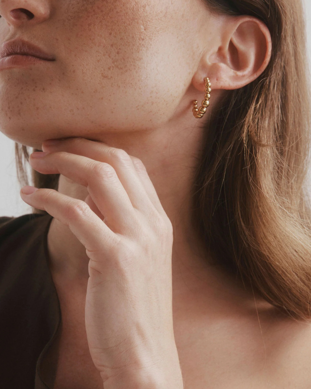 CASTEL & CO
The Bubble Hoops are a playful yet sophisticated take on the classic hoop earring, featuring smooth, rounded details that add texture and dimension to any look. Their gold-plated finish makes them effortlessly versatile, whether you’re dressing up or down.
Main material: gold plating, stainless steel
Closure type: stud
Waterproof and hypoallergenic
Weight: 8g