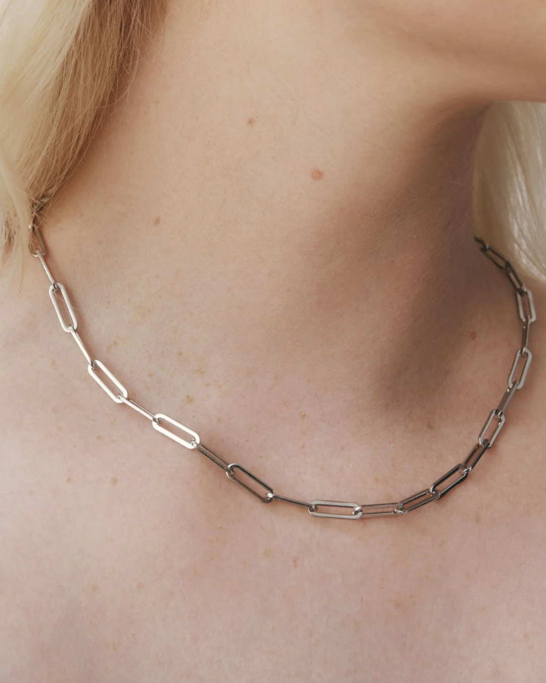 CASTEL & CO | AVA NECKLACE
Effortlessly chic and endlessly versatile, the Ava Necklace features a gold-plated paperclip chain, offering a modern take on a timeless classic. Its sleek, minimalist design makes it perfect for layering or wearing solo as a subtle statement. Whether dressed up or down, this piece adds an elegant edge to any look—a must-have staple for every jewellery collection.
Main material: stainless steel, gold plating
Necklace length: 40 + 5 cm
Waterproof and hypoallergenic
Weight: 5g