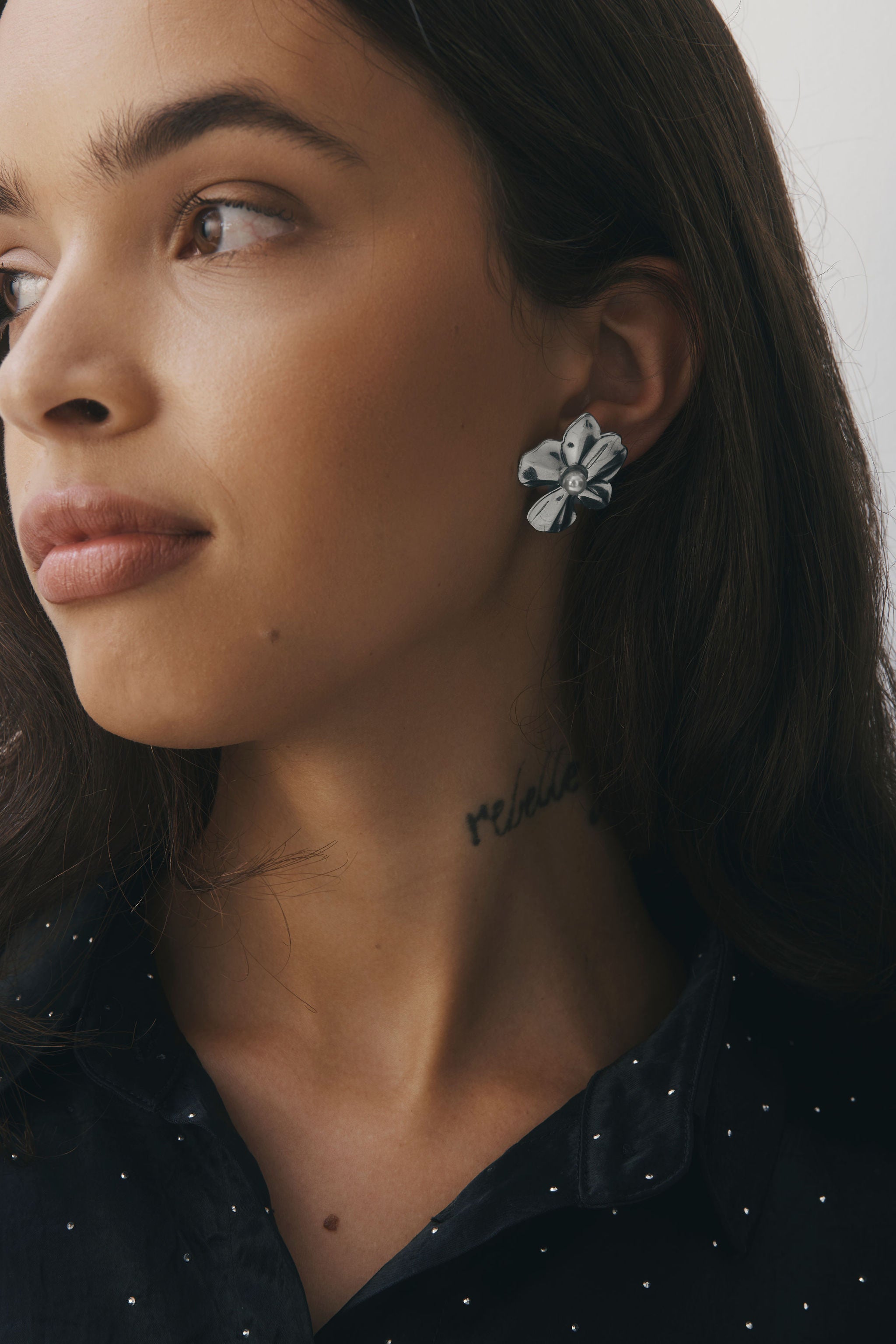 Violet Earrings by Castel & Co in gold with imitation pearl detailing, shaped like a blooming flower for a soft, romantic statement. Sculpted petals with luminous pearl accents create a feminine, elegant finish. Stud closure with a 2.83 x 3.28 cm size, crafted from stainless steel with gold plating. Waterproof, hypoallergenic, and weighing 10g.