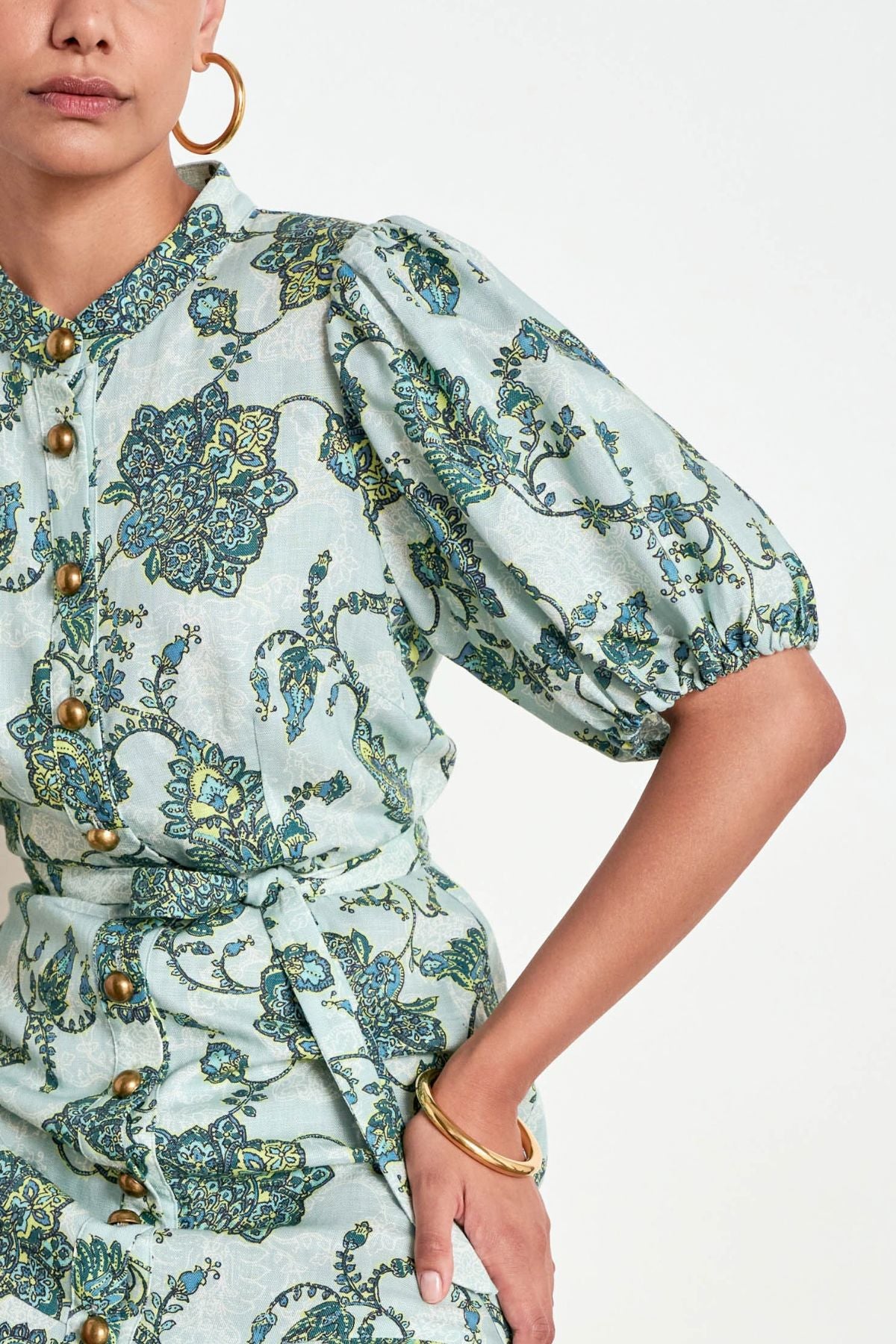 Discover the Zoe Kratzmann Cascade Dress in Fern Paisley. Crafted from 100% linen with antique brass buttons, gathered sleeves and a relaxed midi silhouette.