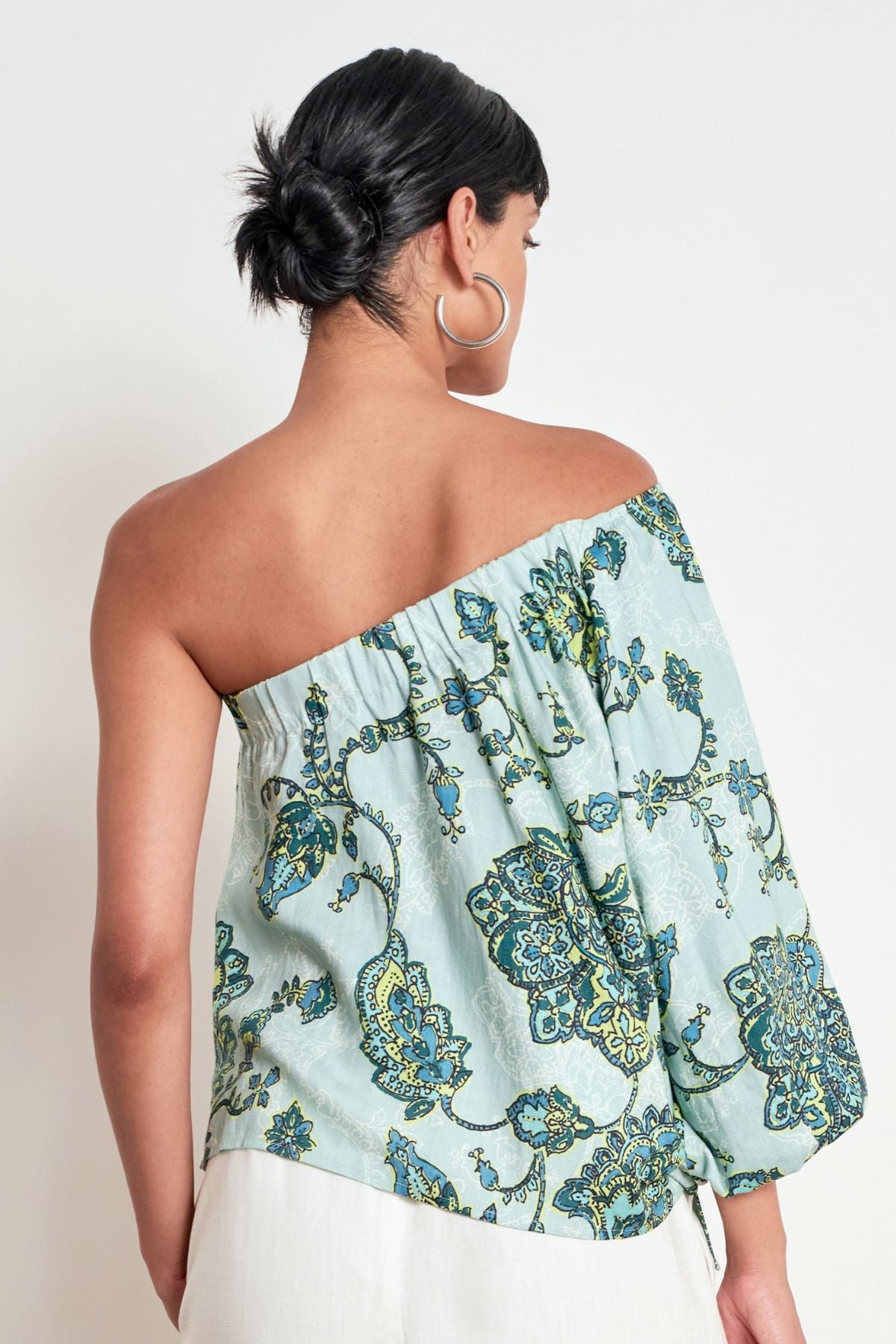 Discover the Zoe Kratzmann Pearl Top in Fern Paisley. Crafted in a soft lyocell-linen blend, featuring an asymmetric one-shoulder design and blouson sleeve.